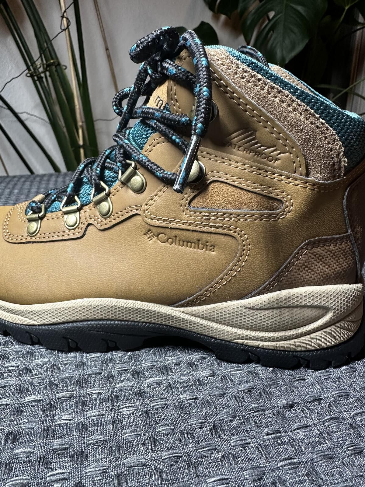 Columbia Columbia Hiking Boots Tan and Blue Size 7 Size ONE SIZE - 7 Thumbnail