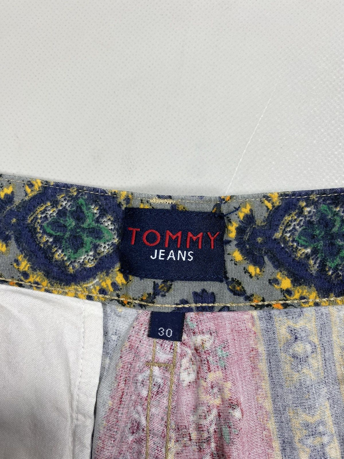 Tommy Hilfiger Tommy Hilfiger Jeans Vintage Patterned Shorts Size 30 Size US 30 / EU 46 - 13 Thumbnail