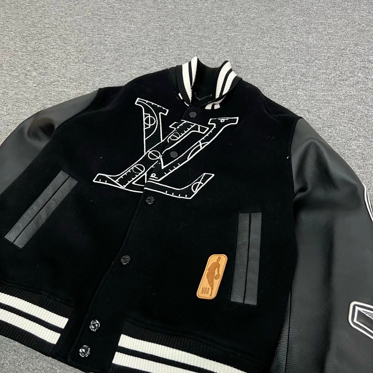 Louis Vuitton Louis Vuitton LV NBA Collaboration Leather Jacket Size XXL / US 16-18 / IT 52-54 - 3 Thumbnail