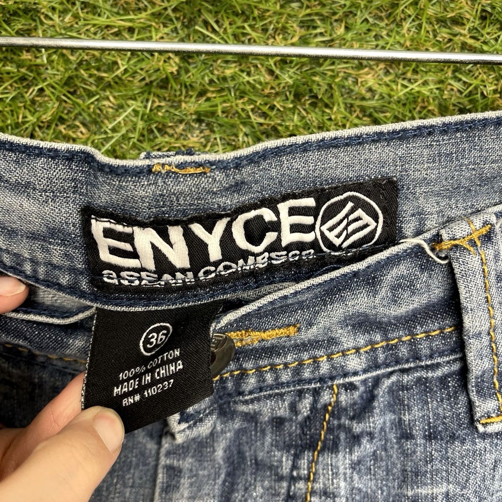 Enyce VINTAGE enyce Bermuda Short Mens 36 Blue Denim 5-Pocket Relaxed Casual Hip Hop Grunge 90s Medium Wash Mens Size US 36 / EU 52 - 7 Thumbnail