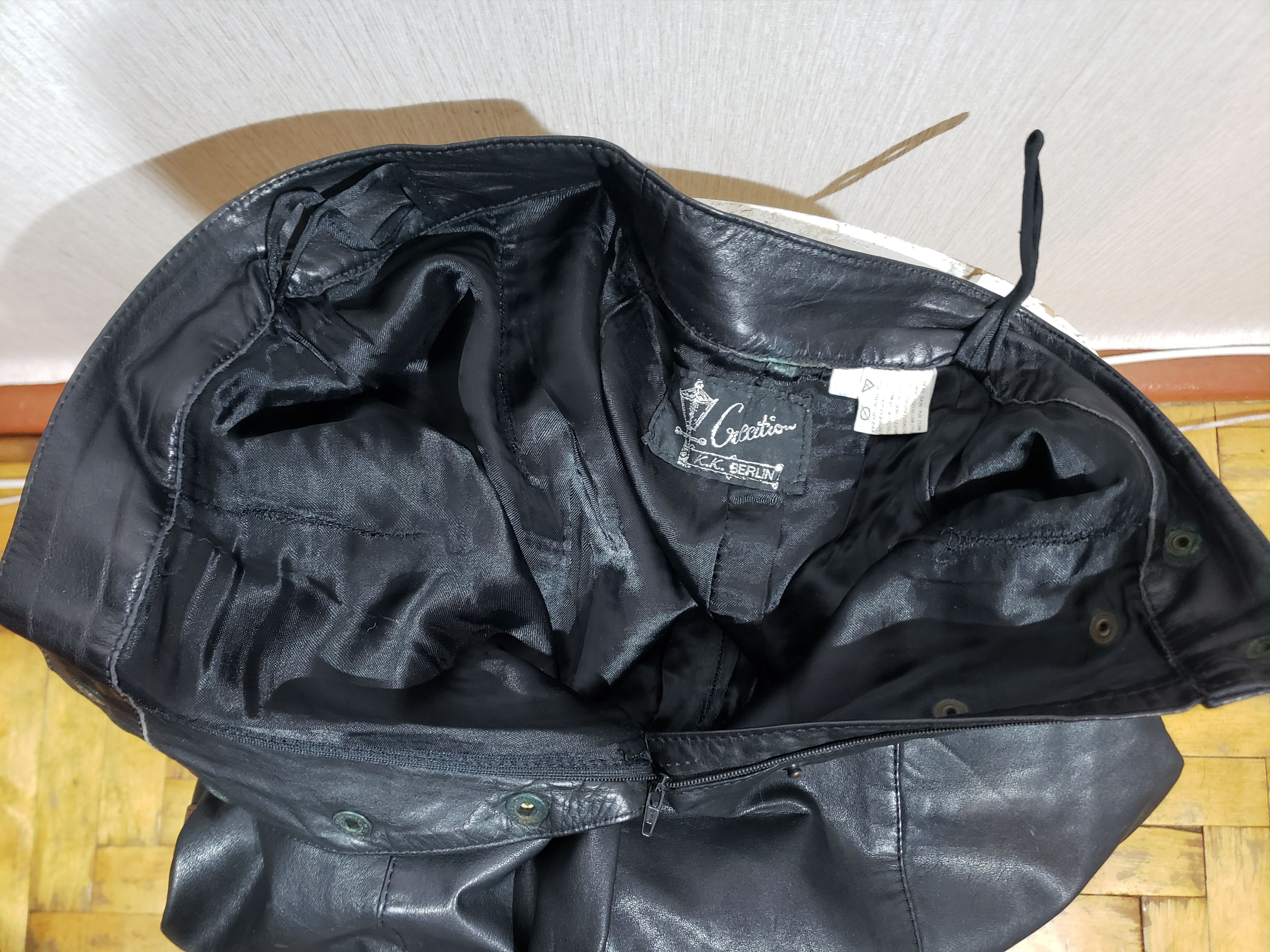 Genuine Leather Stylish women's black leather pants. Size 27" / US 4 / IT 40 - 8 Thumbnail