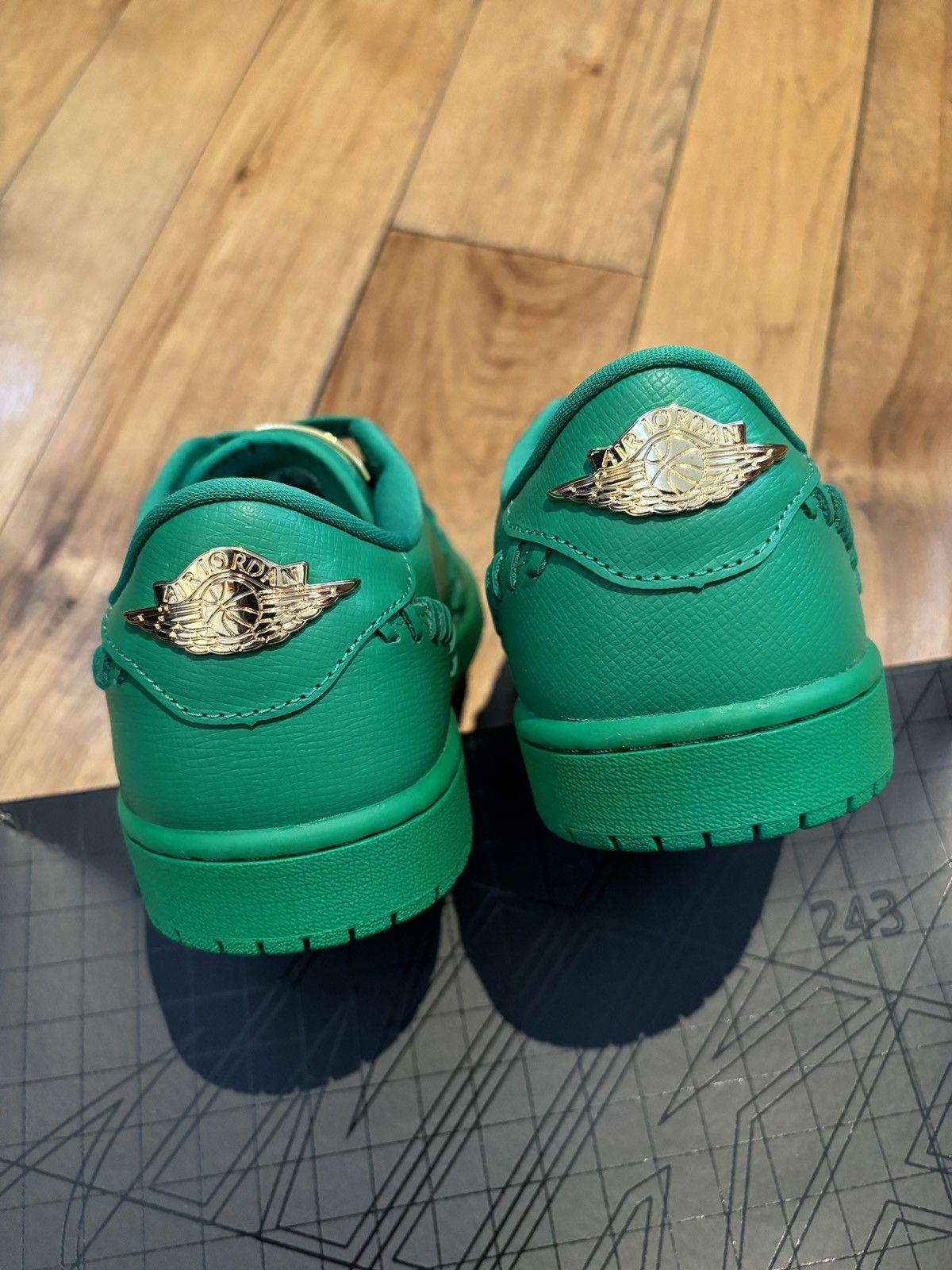 Jordan Brand × Nike Jordan 1 Low Method of Make Lucky Green Metallic Gold Size US 9.5 / EU 42-43 - 7 Thumbnail