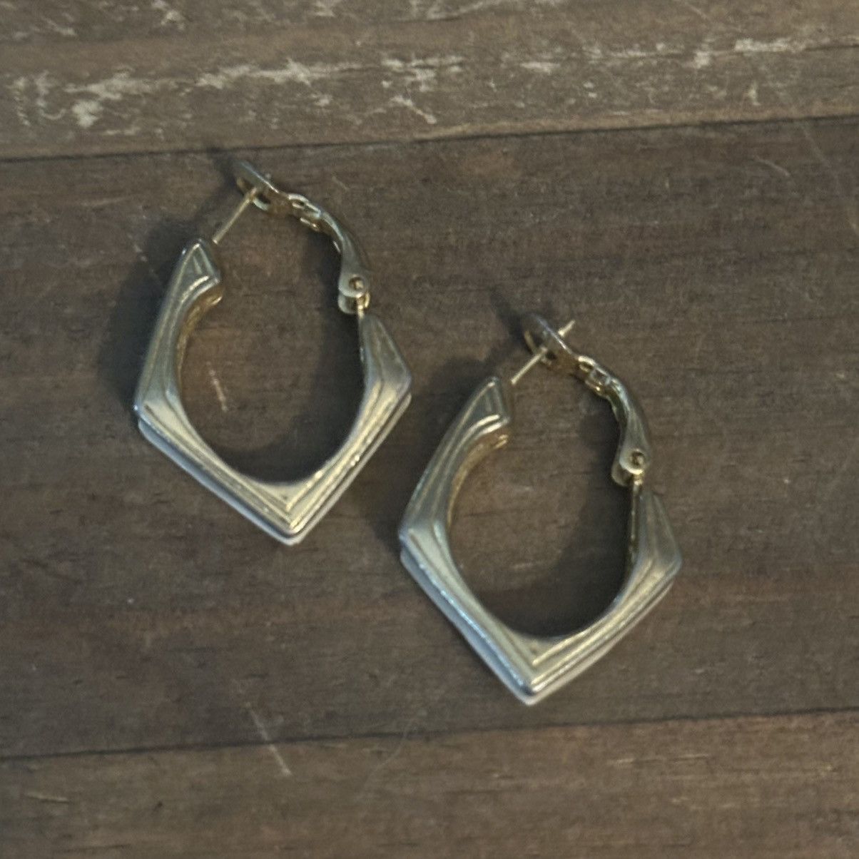 Other × Vintage Vintage Goldette cream enamel pointed hoop earrings Size ONE SIZE - 6 Thumbnail