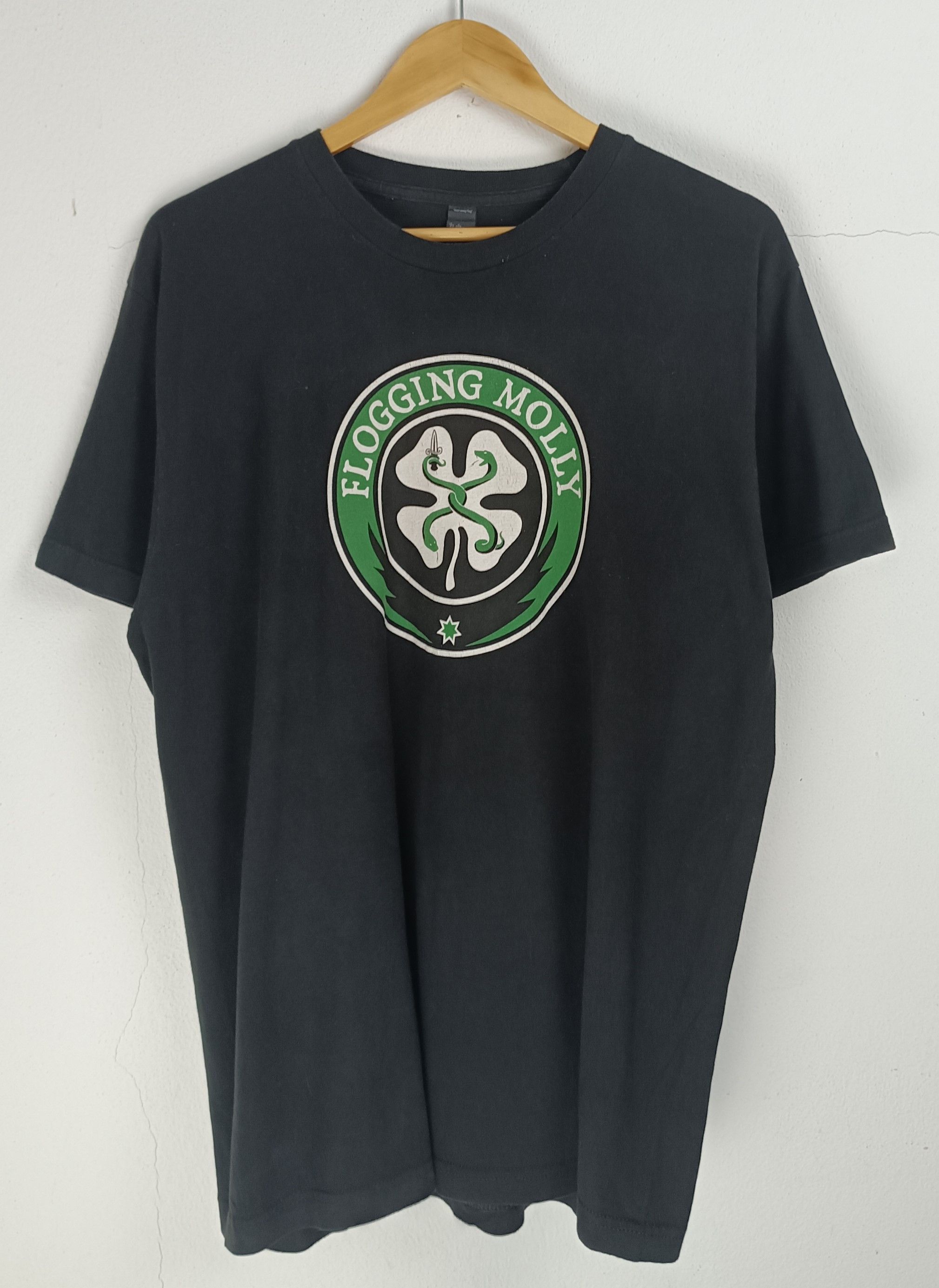 Band Tees VINTAGE FLOGGING MOLLY CELTIC PUNK IRISH LOGO TEE Size US L / EU 52-54 / 3 - 3 Thumbnail