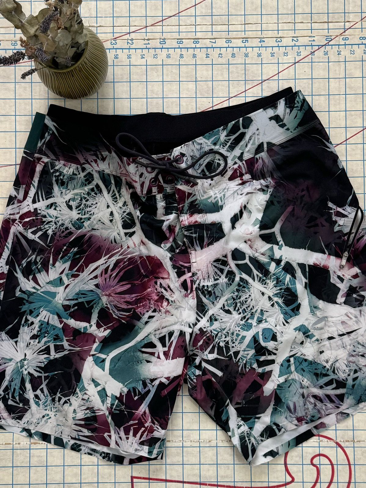 Lululemon Lululemon El Current Shorts 7” Lined Size 38 Palms Pattern Size US 38 / EU 54 - 3 Thumbnail