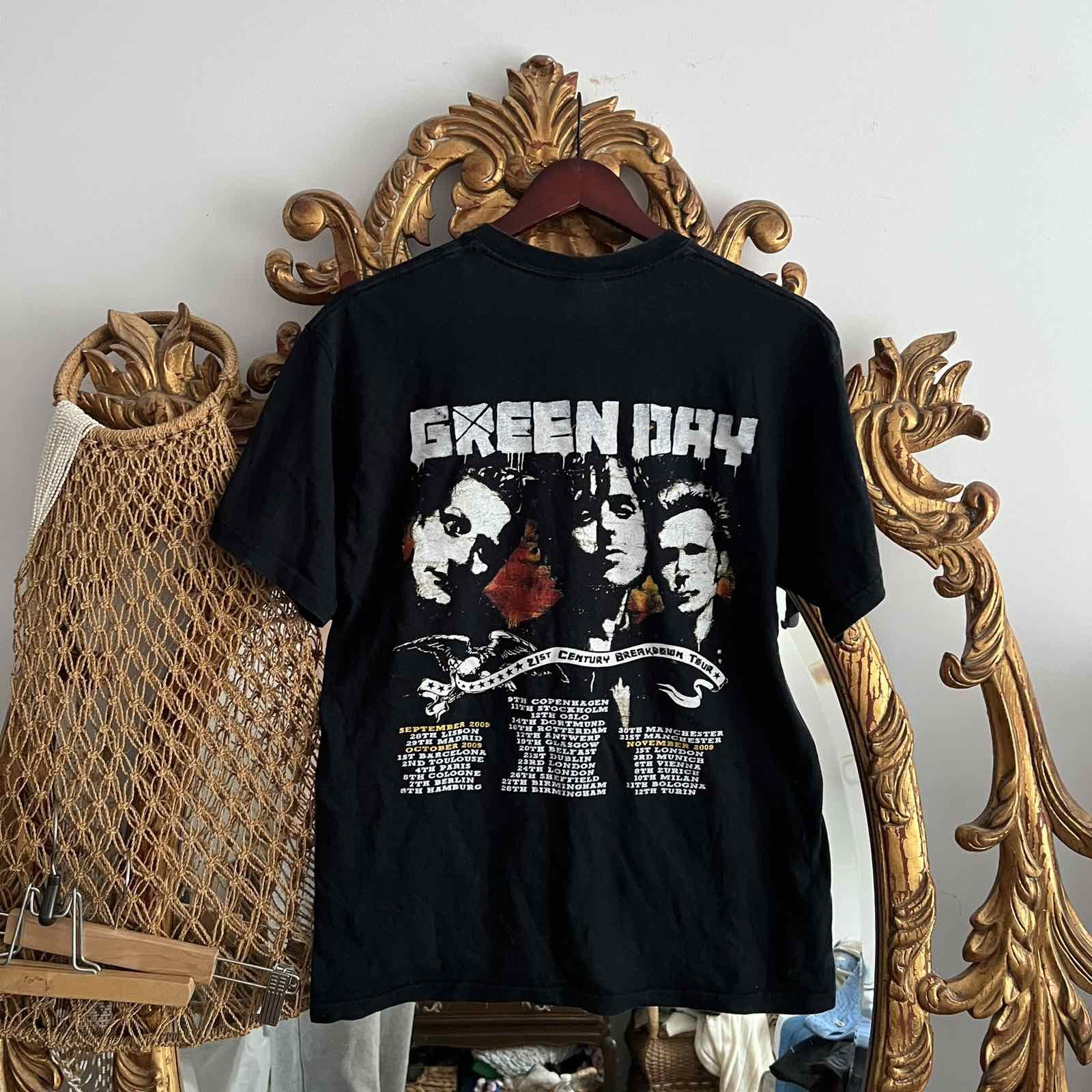 Band Tees Vintage Green Day 21st Century Breakdown rock tour tee 2009 Size US M / EU 48-50 / 2 - 2 Thumbnail