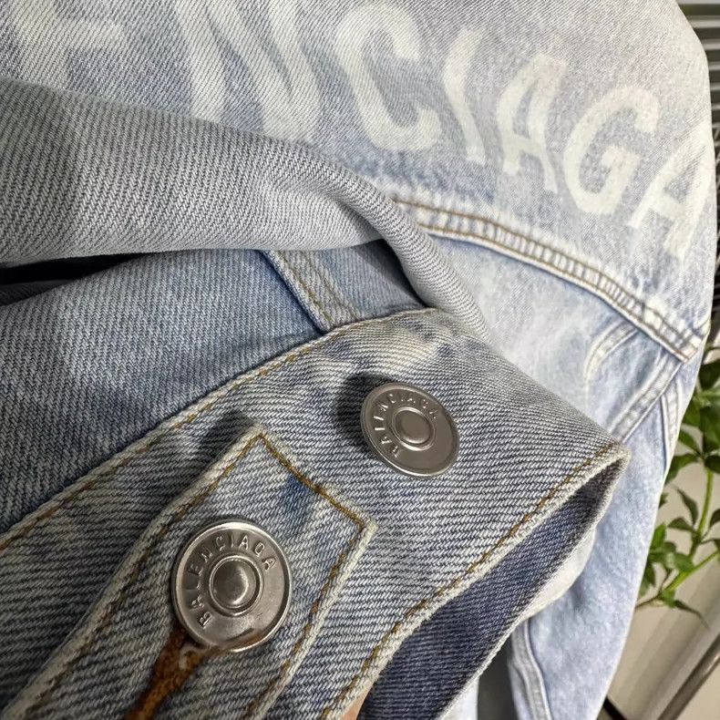 Balenciaga balenciaga washed denim jacket with logo Size US L / EU 52-54 / 3 - 6 Thumbnail