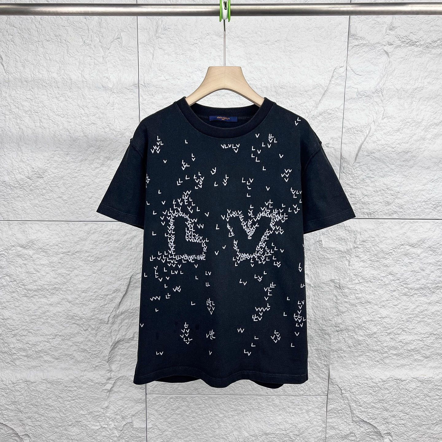 Louis Vuitton Louis Vuitton Embroidered Logo T-Shirt Size S Size US S / EU 44-46 / 1 - 1 Thumbnail