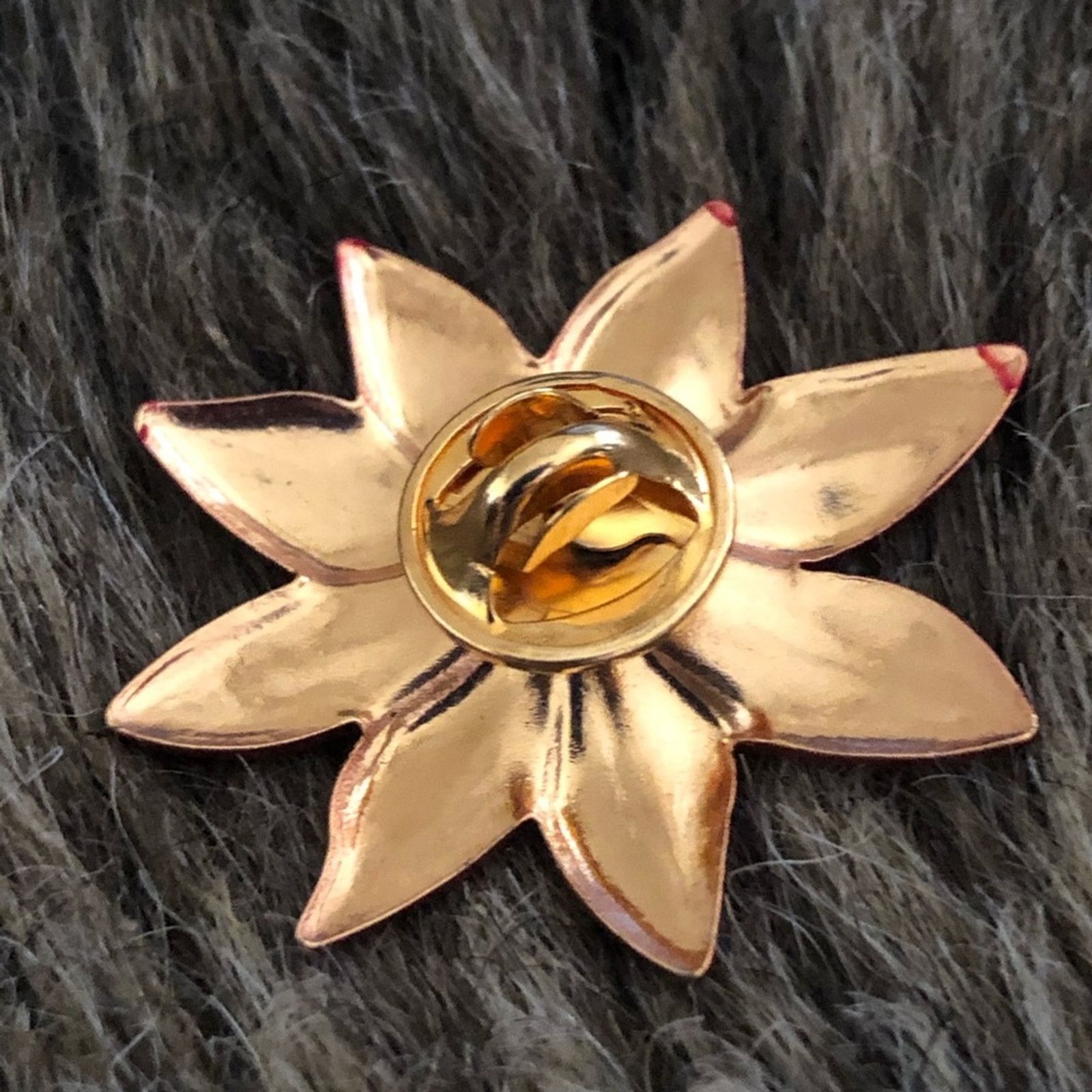 Vintage Vintage poinsettia painted metal Tac pin brooch Size ONE SIZE - 2 Thumbnail