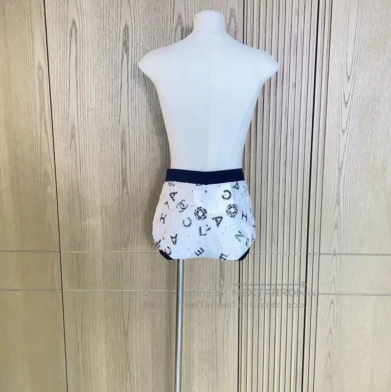 Chanel Chanel Summer White Cotton Blend Shorts . Size 23" - 2 Thumbnail