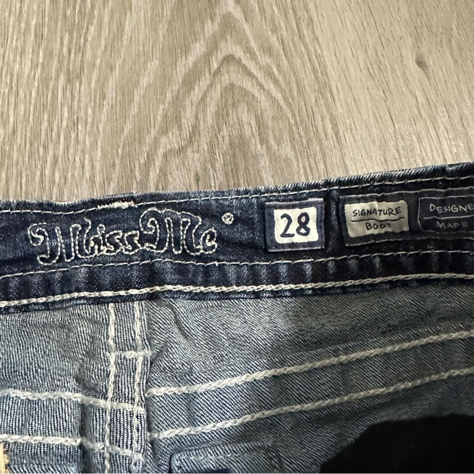 Miss Me Miss Me Fleur De Lis Embroidered Medium Wash Bootcut Jeans Size 28" / US 6 / IT 42 - 7 Thumbnail