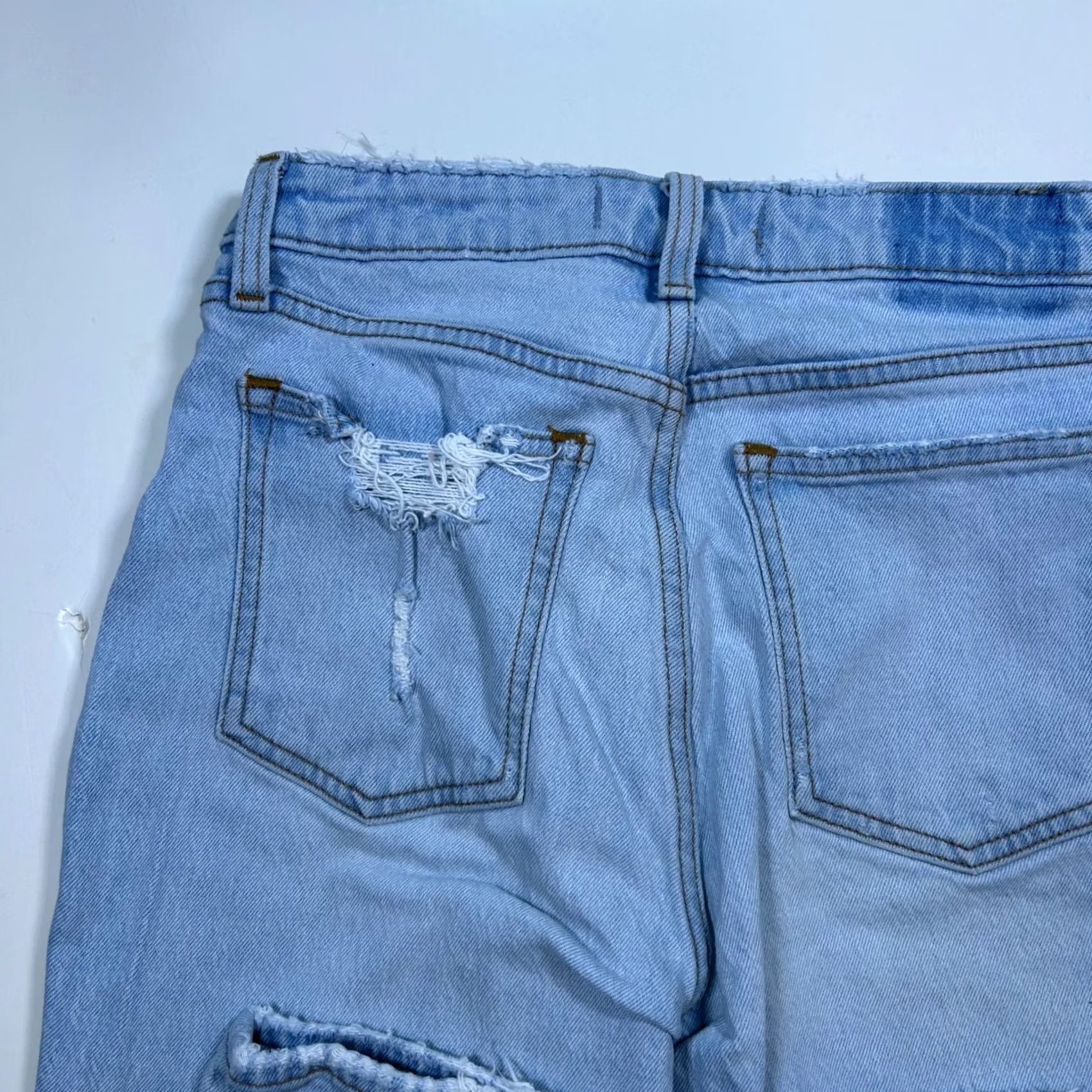 Abercrombie & Fitch Abercrombie & Fitch Ripped High Rise Mom Jeans Distressed Denim Light Wash 26 - Preowned Condition Size 26" / US 2 / IT 38 - 4 Thumbnail