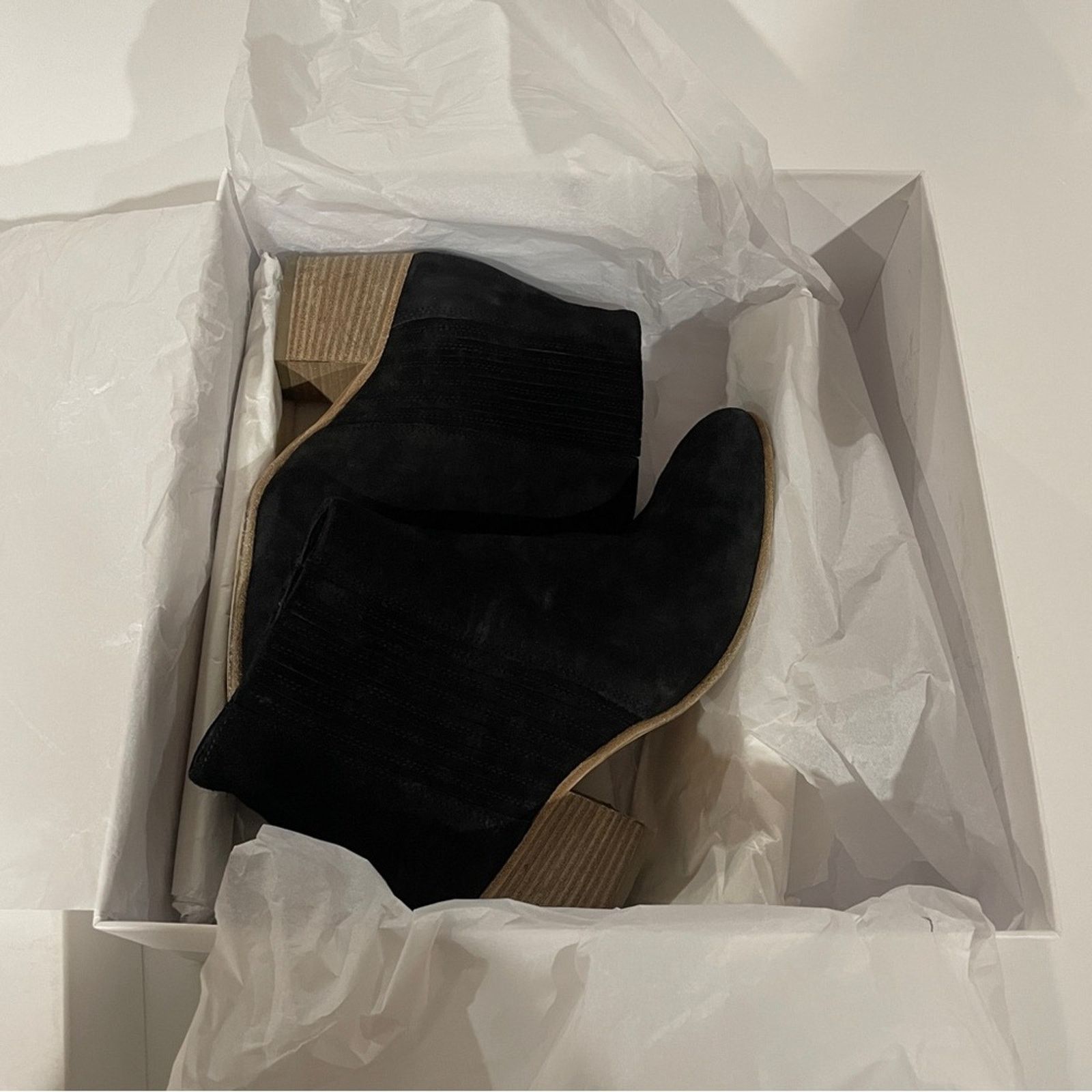 Vince Vince Black Suede Chukka Pull On Ankle Heeled Booties Size 7 Size US 7 / IT 37 - 14 Thumbnail