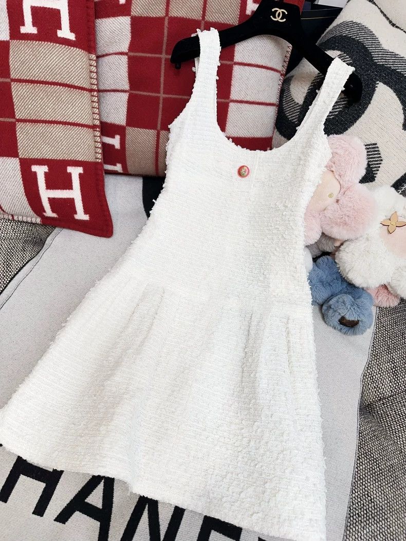 Chanel Chanel White dress, pink lion buckle suspender dress Size XXS / US 00 / IT 34 - 9 Thumbnail