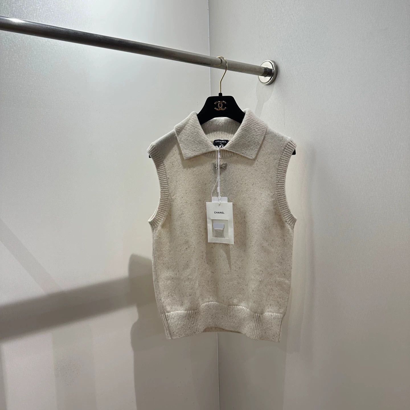 Chanel Chanel women's cashmere vest crystal bow 25N 34 Size XS / US 0-2 / IT 36-38 - 1 Thumbnail