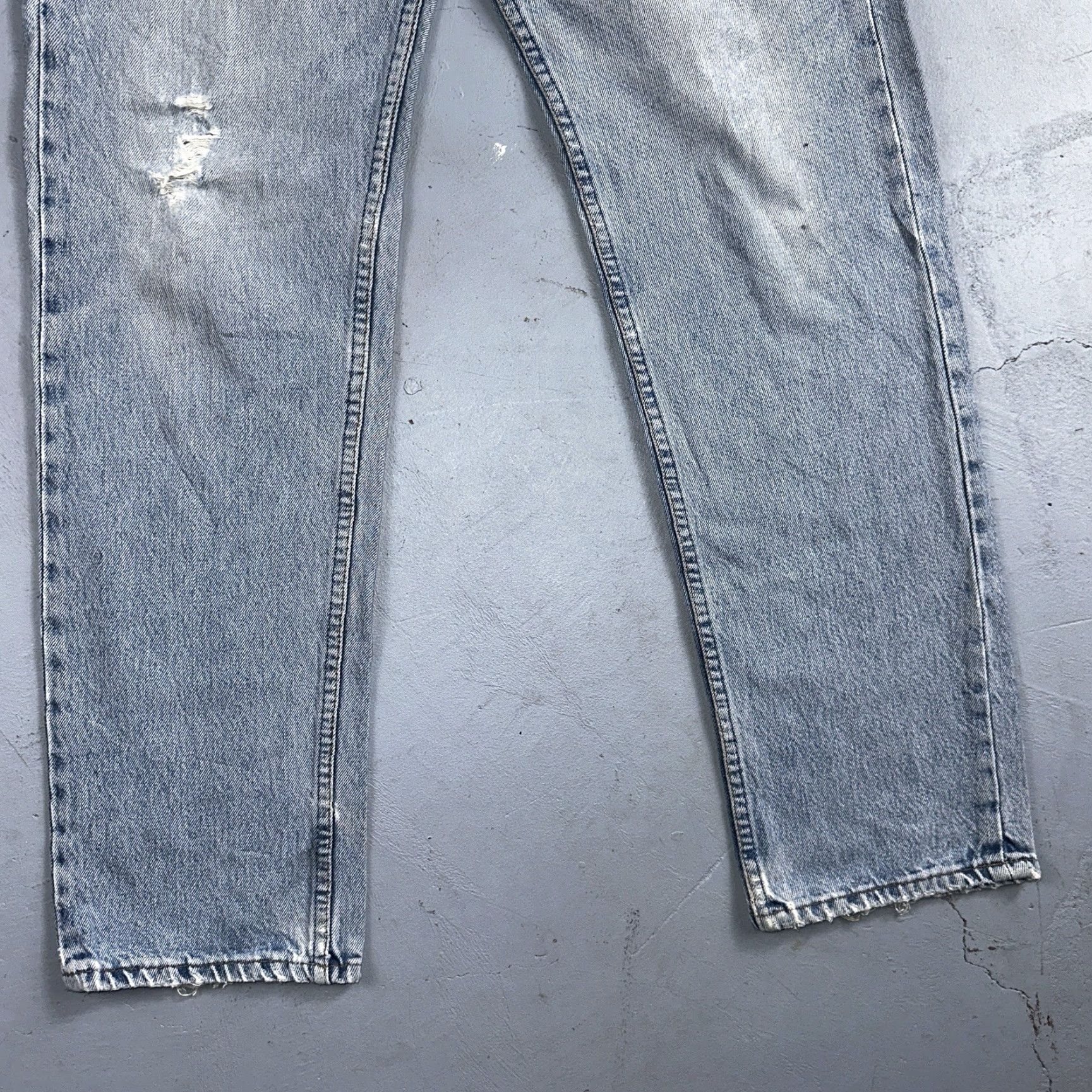 Levi's VINTAGE Levi's 501 Jeans 32x30 Blue Denim Cotton Regular Men 90s Straight 80s Light Wash Classic 28x30 Thrashed Style: Straight Size US 32 / EU 48 - 3 Thumbnail