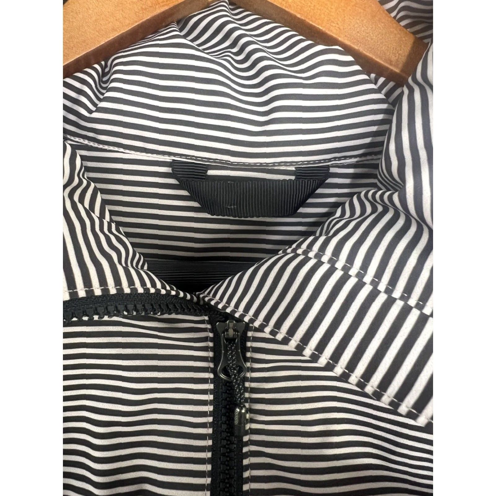 Lululemon Lululemon Women’s Striped Hooded Athletic Jacket Pink/Black Sz 4 - Women's Activewear Jacket Size S / US 4 / IT 40 - 5 Thumbnail
