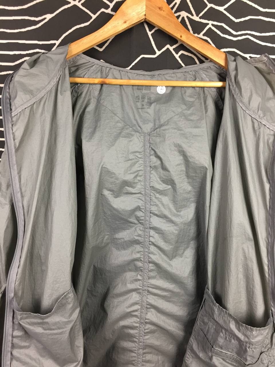 Uniqlo Uniqlo Nylon Lightweight Hooded Windbreaker Jacket Size US XL / EU 56 / 4 - 6 Thumbnail