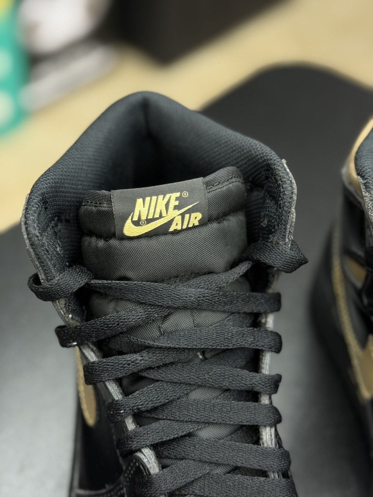Jordan Brand × Nike Jordan 1 High Black Metallic Size 9.5 (2020) Size US 9.5 / EU 42-43 - 10 Thumbnail