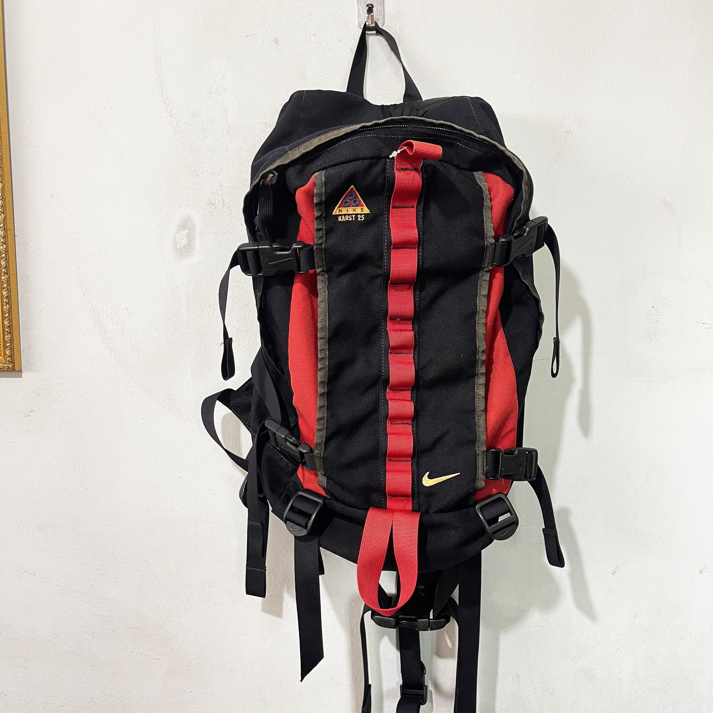 Nike ACG Vintage Nike ACG Kirst 25 Backpack Black Red Hiking Bag Size ONE SIZE - 2 Thumbnail
