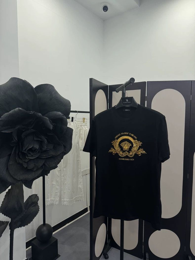 Versace Versace Men's T-shirts Size US L / EU 52-54 / 3 - 6 Thumbnail
