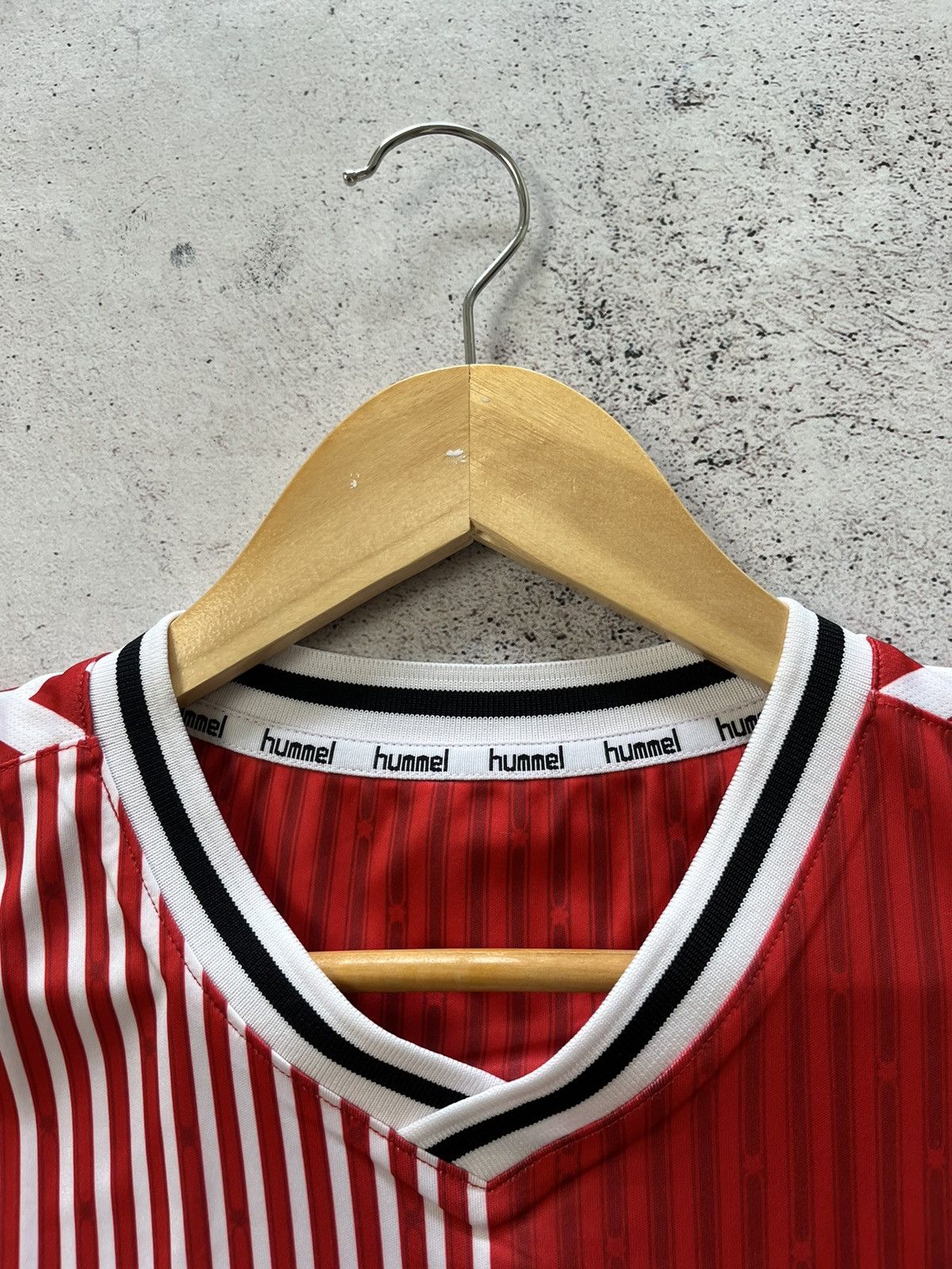 Hummel HUMMEL FC SOUTHAMPTON 2023/2024 HOME FOOTBALL SOCCER JERSEY Size US S / EU 44-46 / 1 - 7 Thumbnail