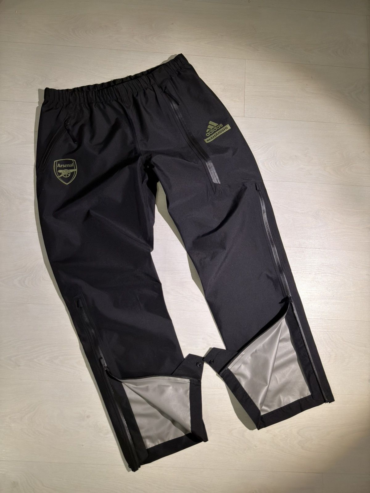 Adidas × Maharishi Adidas Arsenal x Maharishi Gore-Tex Pants BNWT Size L Size US 32 / EU 48 - 2 Thumbnail