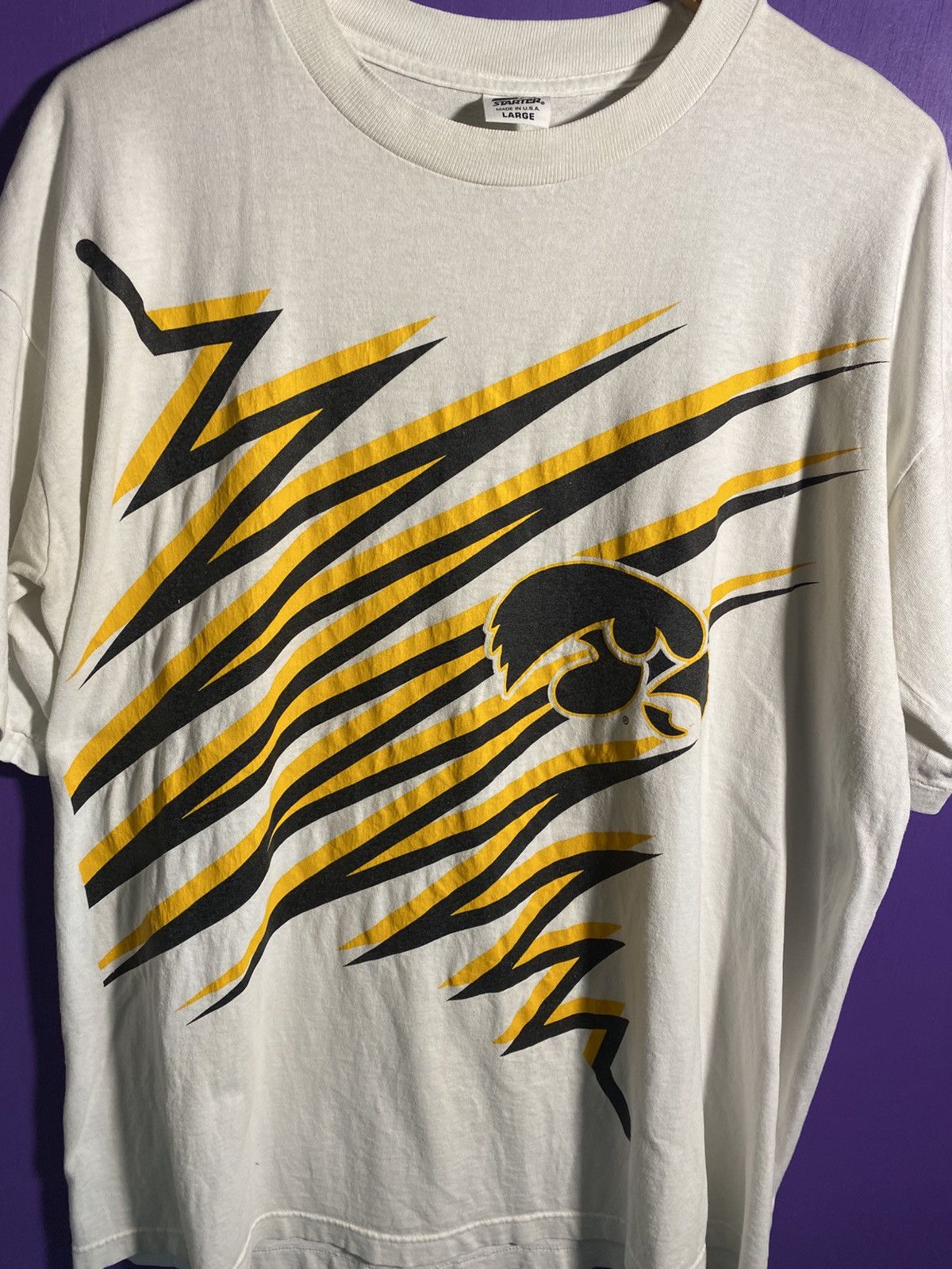 Starter Vintage 90s Starter Iowa Hawkeyes shockwave t-shirt Size US L / EU 52-54 / 3 - 3 Thumbnail