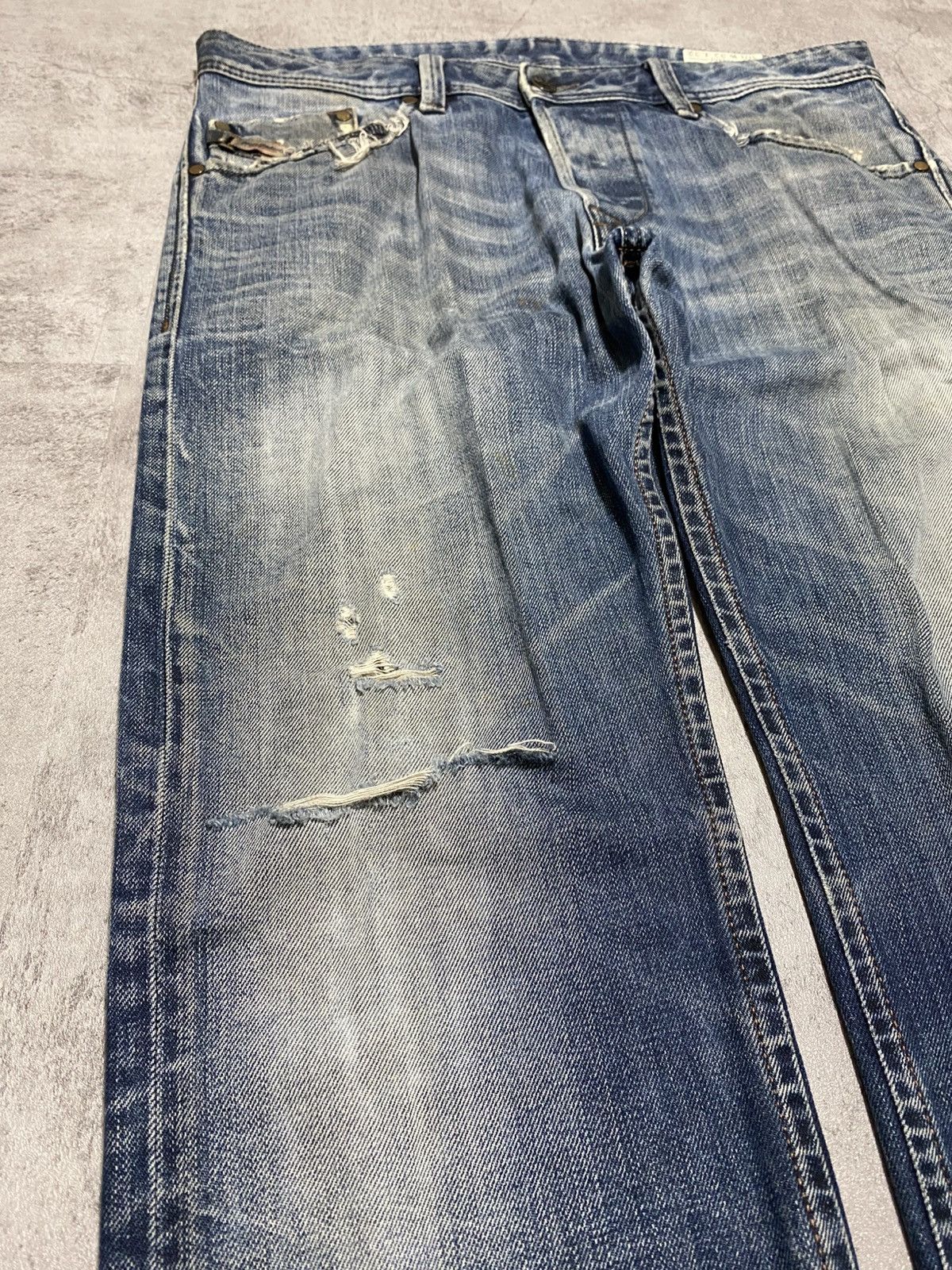 Diesel DIESEL DISTRESSED DARRON REGULAR SLIM TAPERED JEANS Size US 34 / EU 50 - 7 Thumbnail
