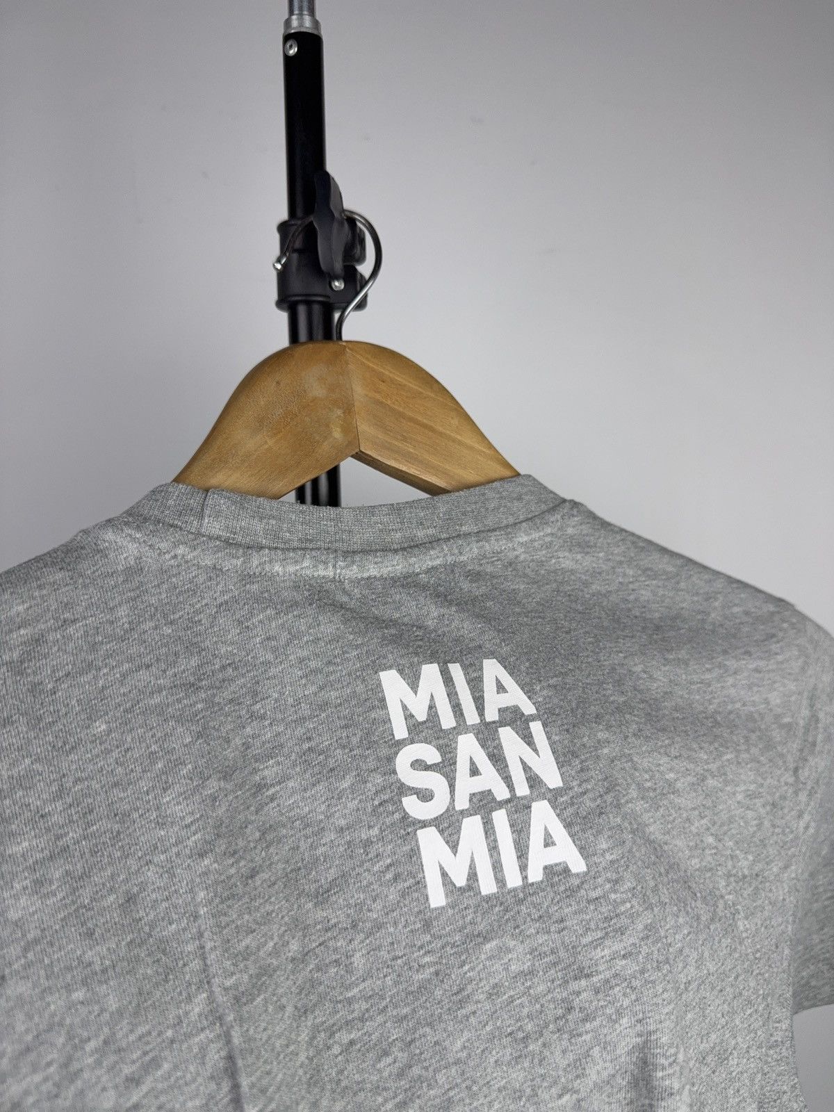 Vintage FC Bayern Munich MIA SAN MIA Crest Graphic T-Shirt Size US S / EU 44-46 / 1 - 11 Thumbnail