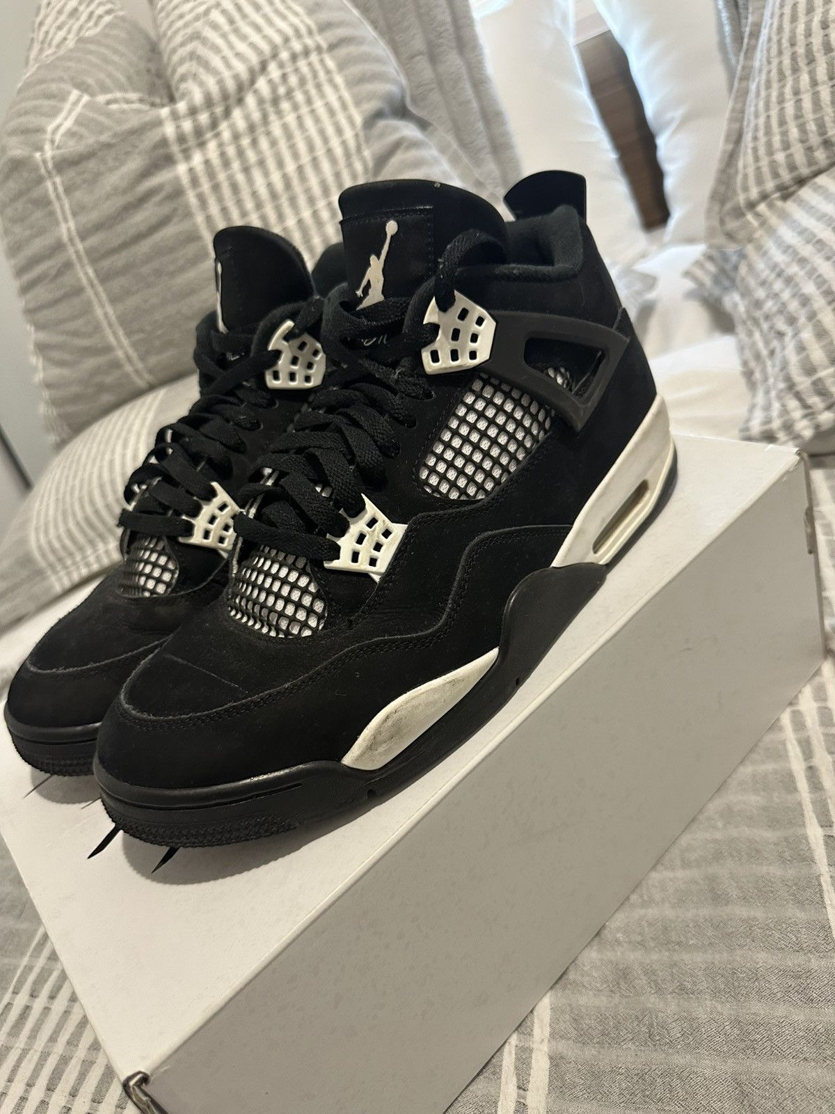 Jordan Brand Jordan 4 white thunders Size US 10.5 / EU 43-44 - 1 Thumbnail