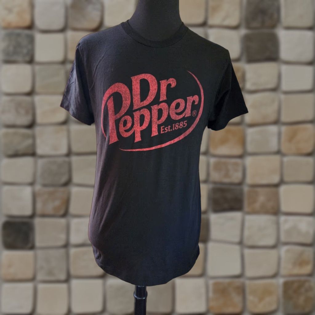Vintage Dr. Pepper Logo Short Sleeve T-Shirt Adult Medium Black 100% Cotton Crew Neck Logo Graphic Print Men T-Shirt All Seasons Tagless Regular Size Size US L / EU 52-54 / 3 - 1 Thumbnail