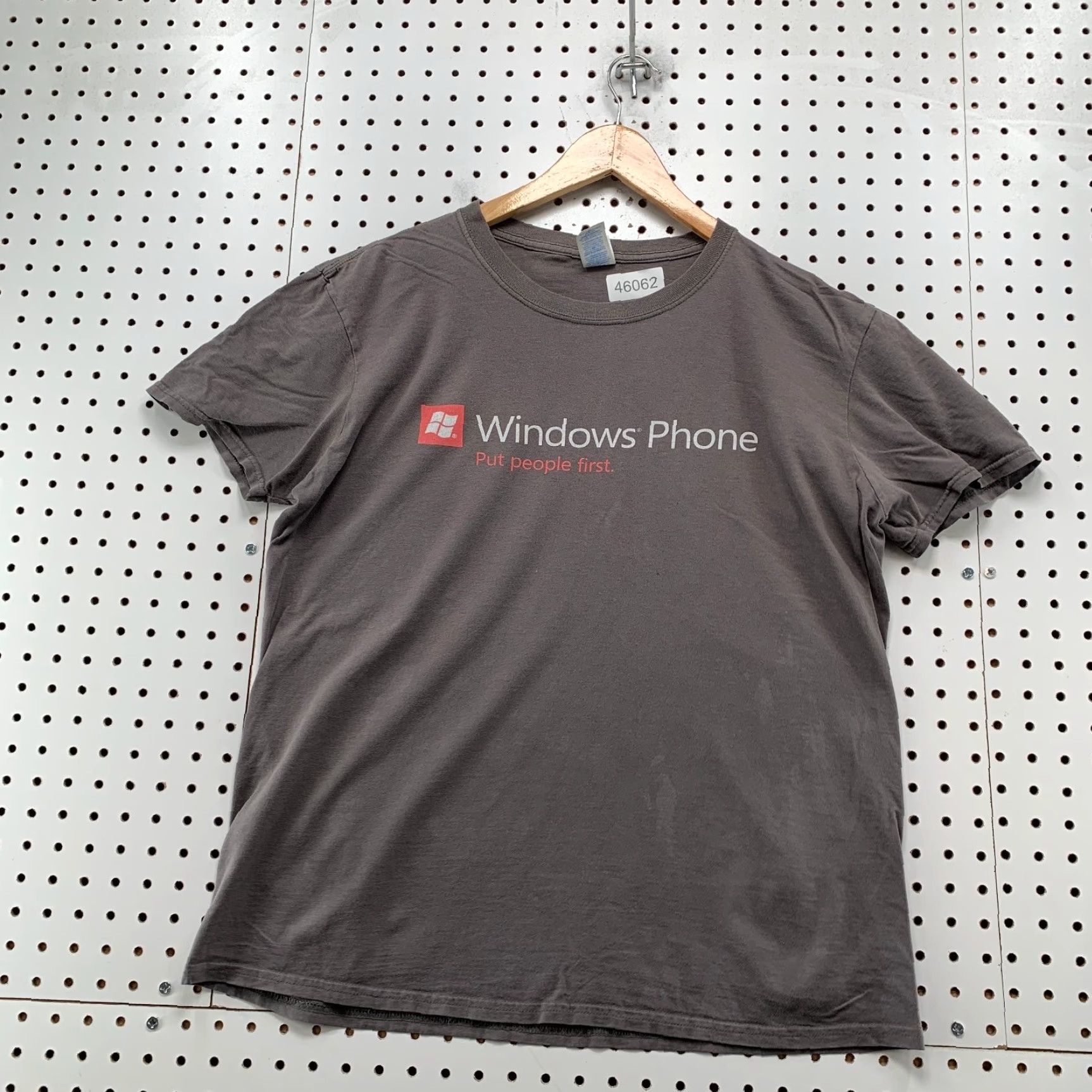 Gildan VINTAGE Windows Phone Shirt Mens Large Gray Short Sleeve Cyber Punk Skater Grunge Size US L / EU 52-54 / 3 - 4 Thumbnail