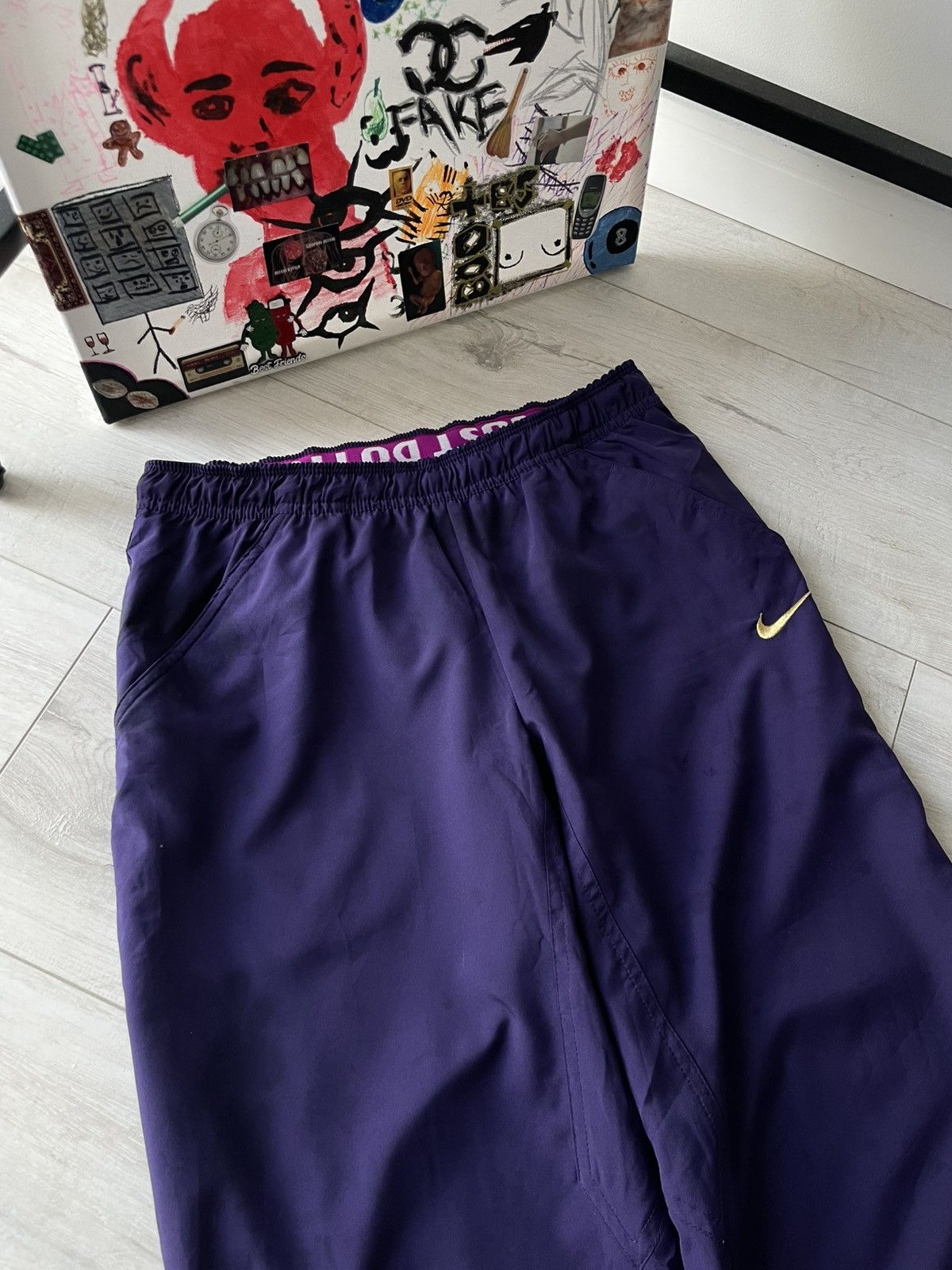 Nike Vintage Nike Y2K Nylon Sweatpants Baggy Gold Swoosh Size 26" / US 2 / IT 38 - 3 Thumbnail
