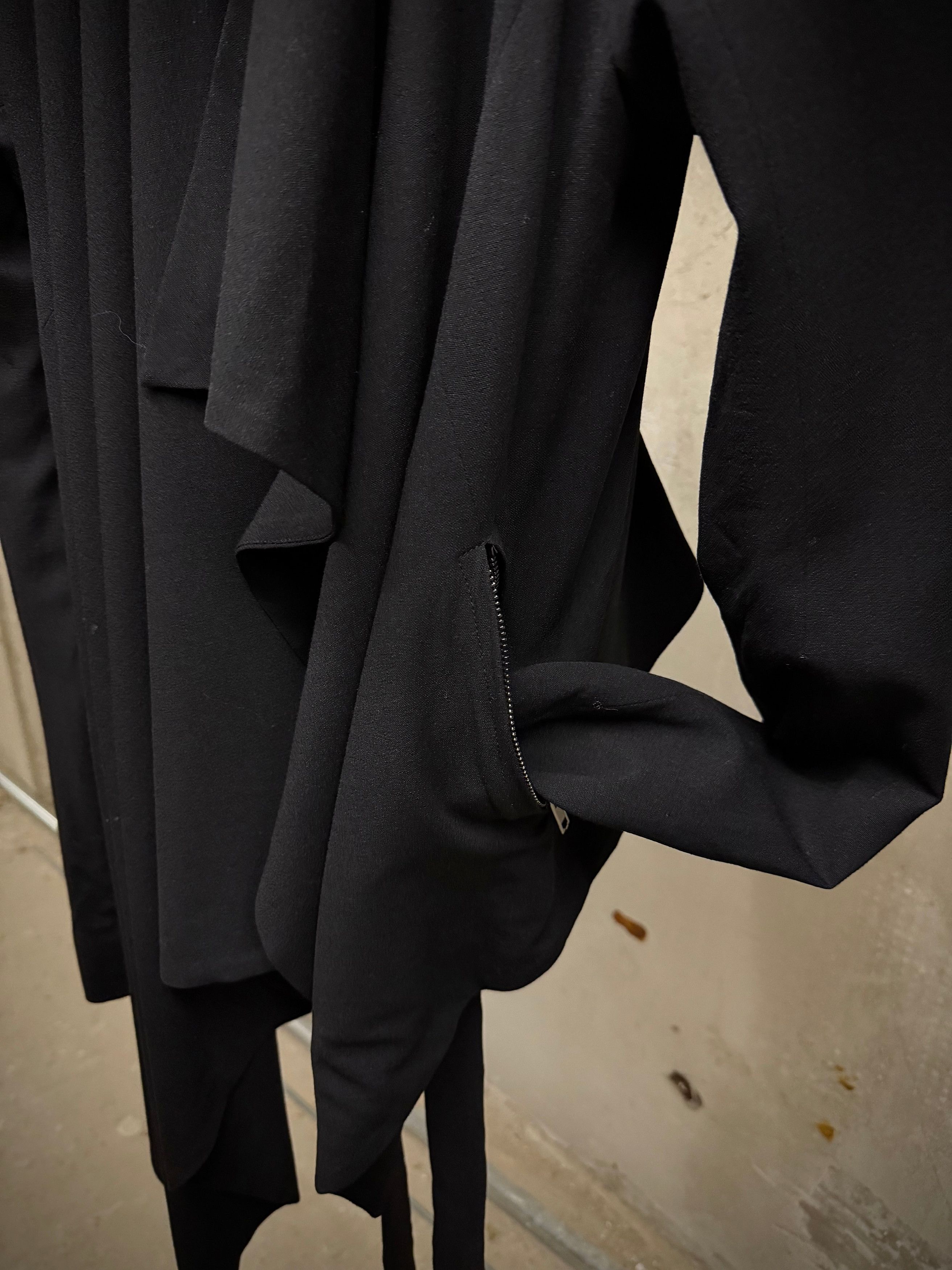 Gareth Pugh Gareth Pugh 2010s Asymmetric Open-front Raglan Jacket Size US S / EU 44-46 / 1 - 3 Thumbnail