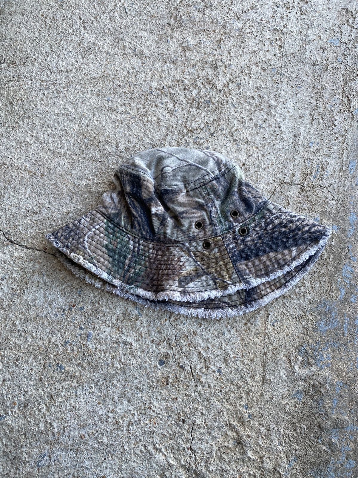 Vintage Vintage Y2K Realtree Style Camo Distressed Bucket Hat Size ONE SIZE - 1 Thumbnail