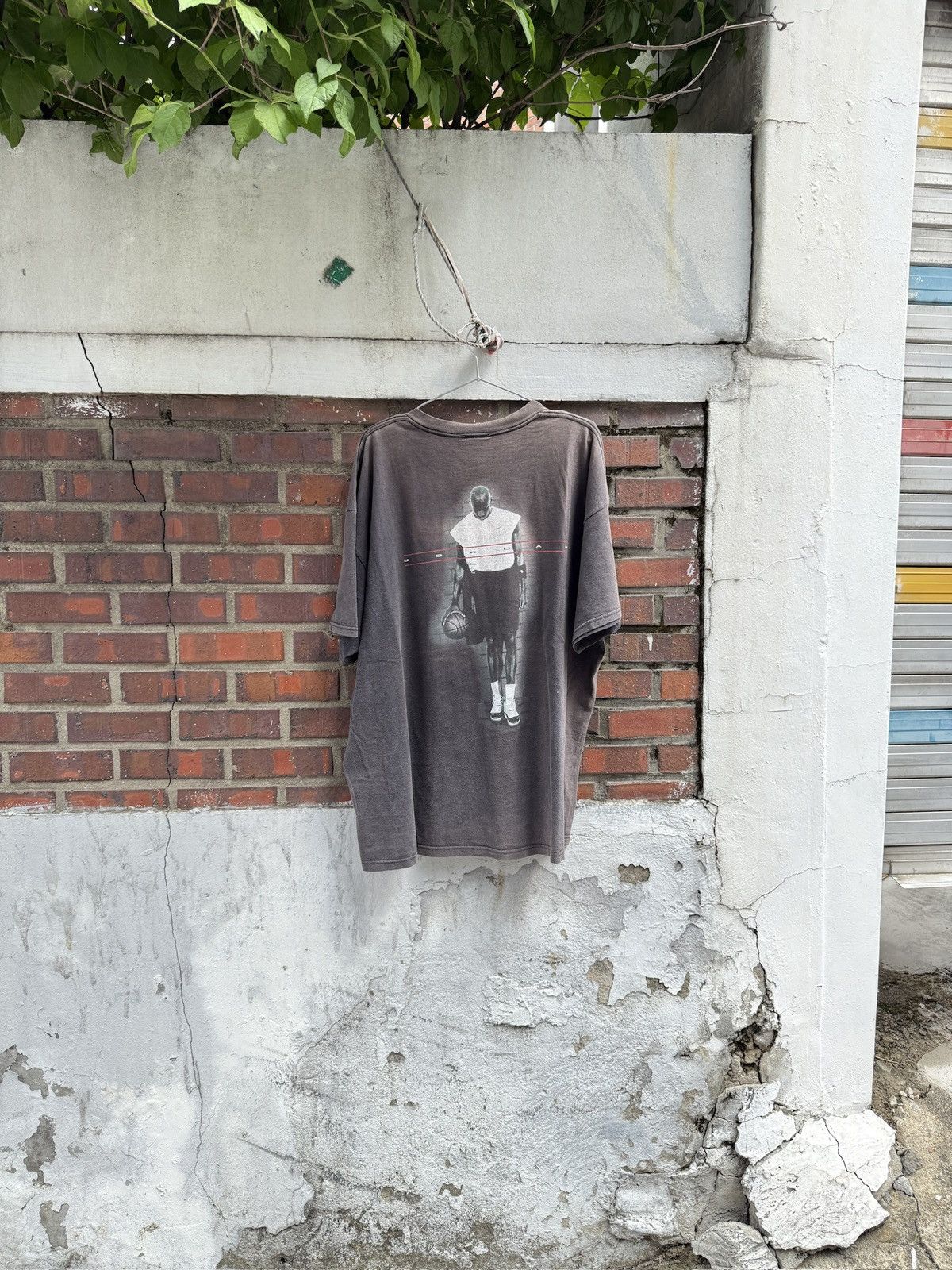 Jordan Brand × Nike × Vintage 90s Nike Air Jordan Sun-faded T-shirt Size US XL / EU 56 / 4 - 4 Thumbnail