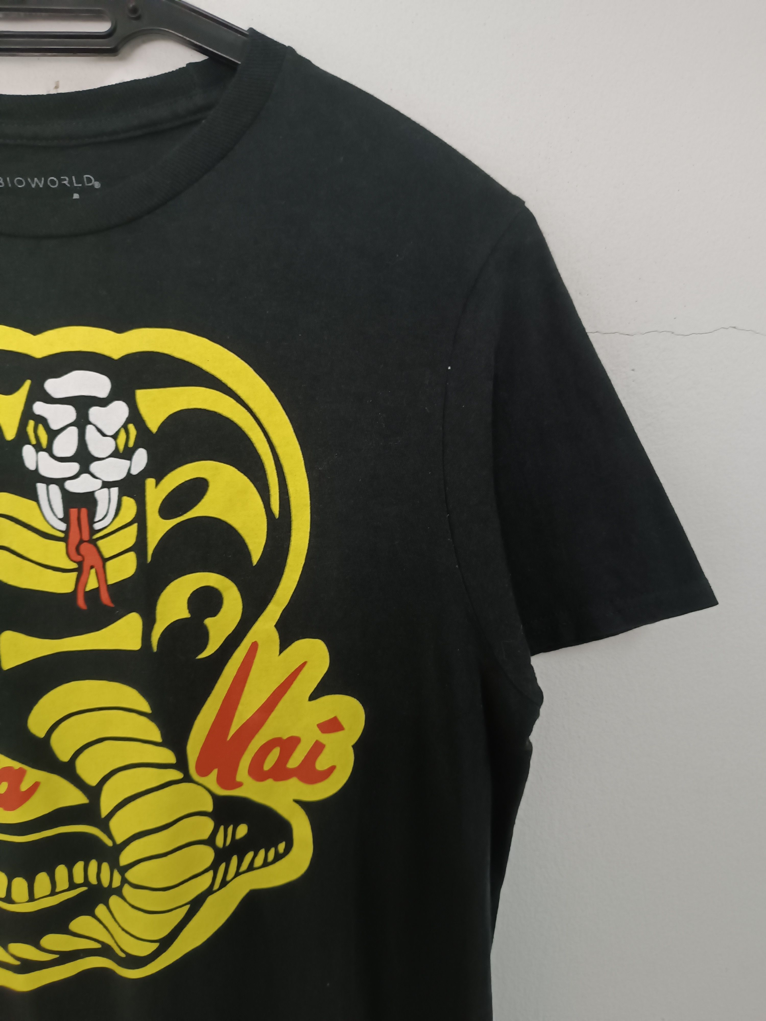 Other VINTAGE COBRA KAI KARATE KID SERIES NETFLIX MIYAGI TEE Size US S / EU 44-46 / 1 - 6 Thumbnail