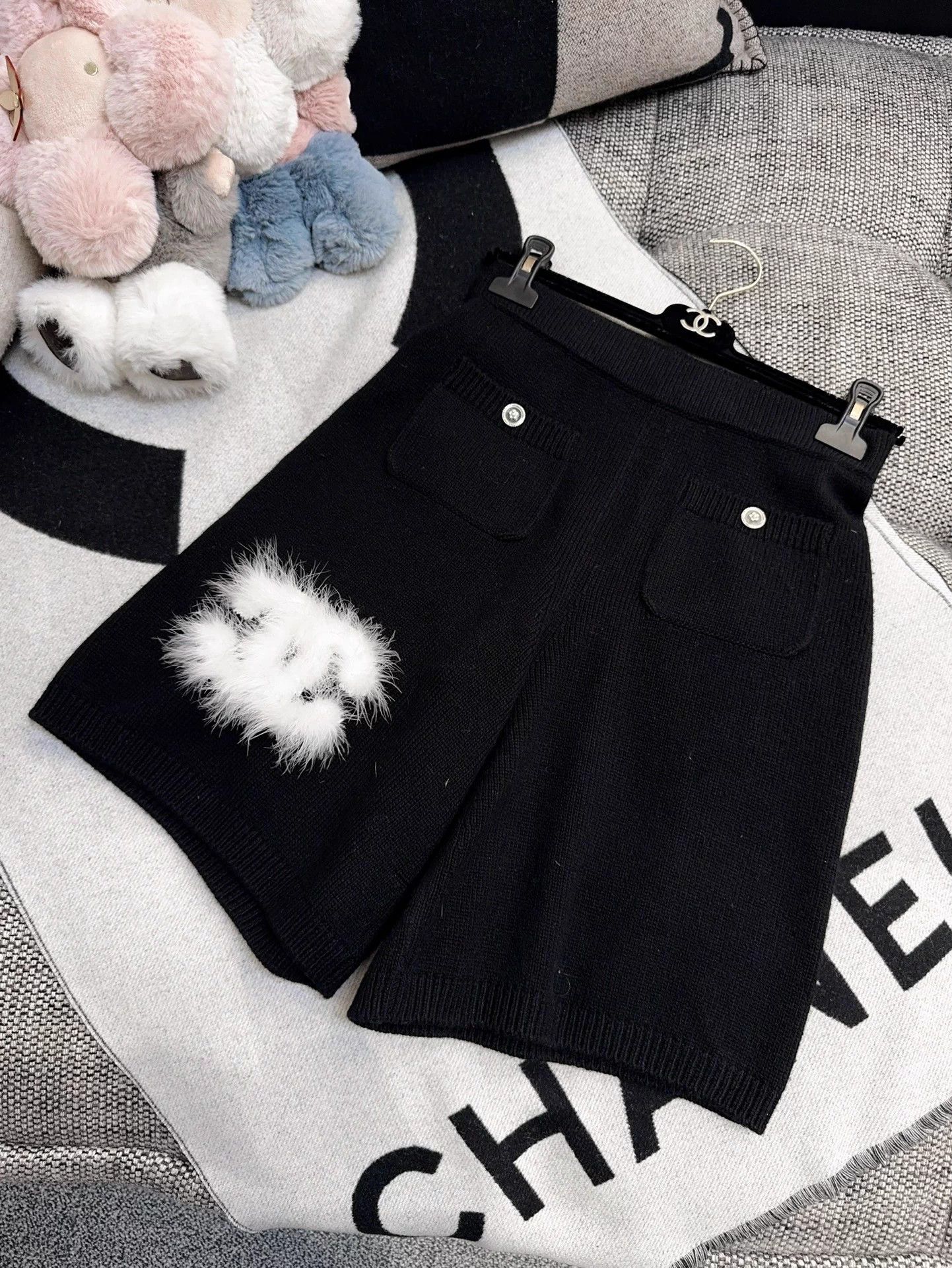 Chanel Chanel 23K Black Feather C Logo Knit Shorts 36 NWT Size 26" / US 2 / IT 38 - 9 Thumbnail