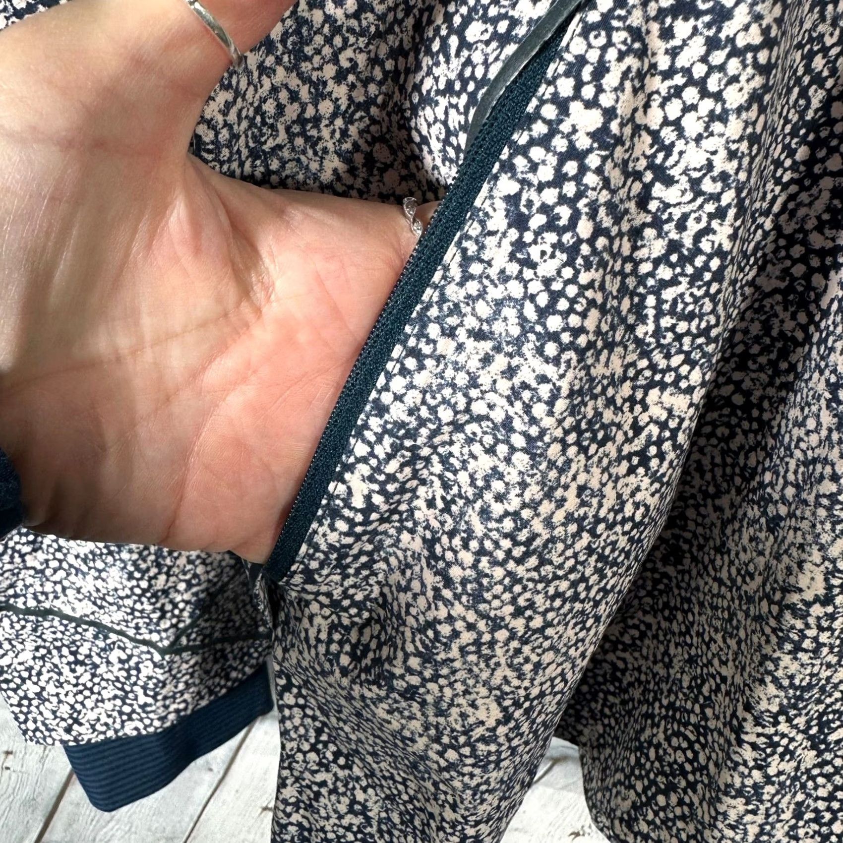 Lululemon VINTAGE Lululemon Runaway Windbreaker Jacket Blue Pebble Print Zip Reflective Womens S Blue Refelctive Size S / US 4 / IT 40 - 4 Thumbnail