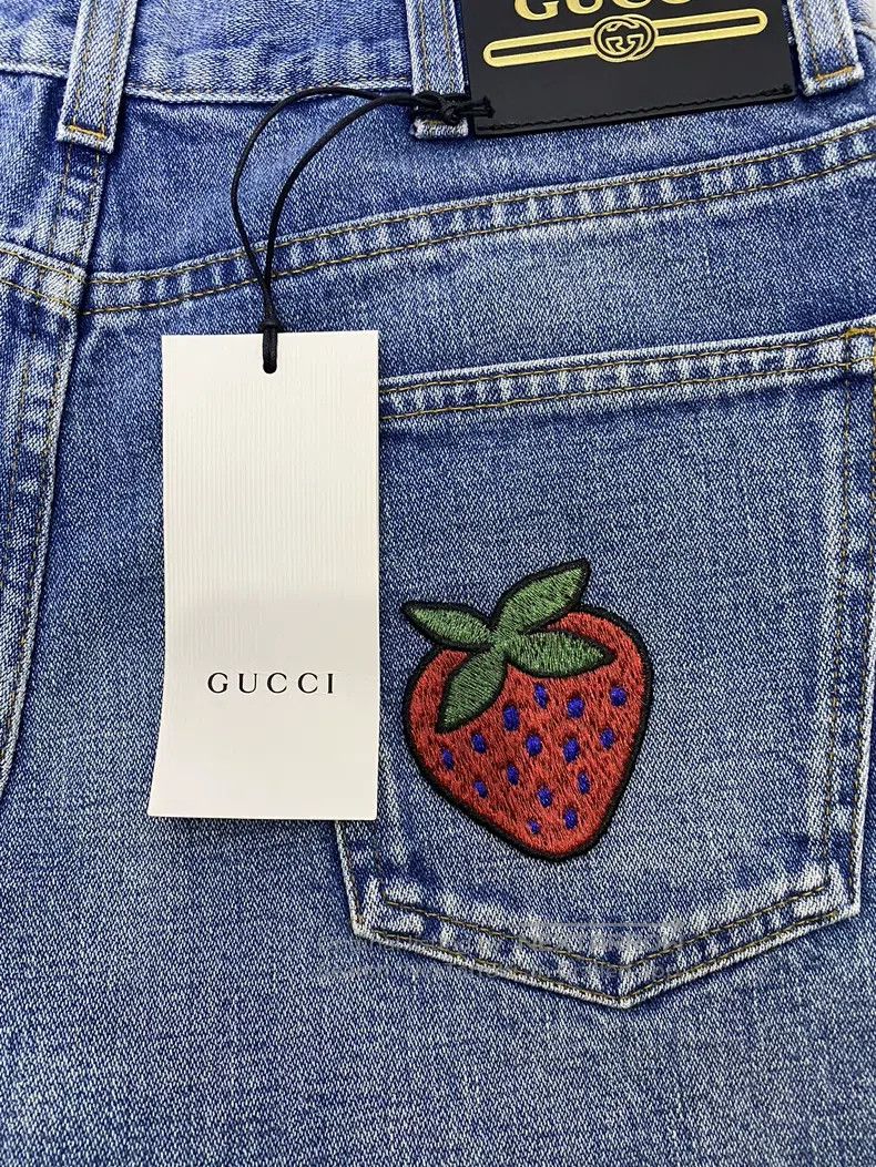Gucci Gucci Denim strawberry embroidered shorts Size 27" / US 4 / IT 40 - 6 Thumbnail