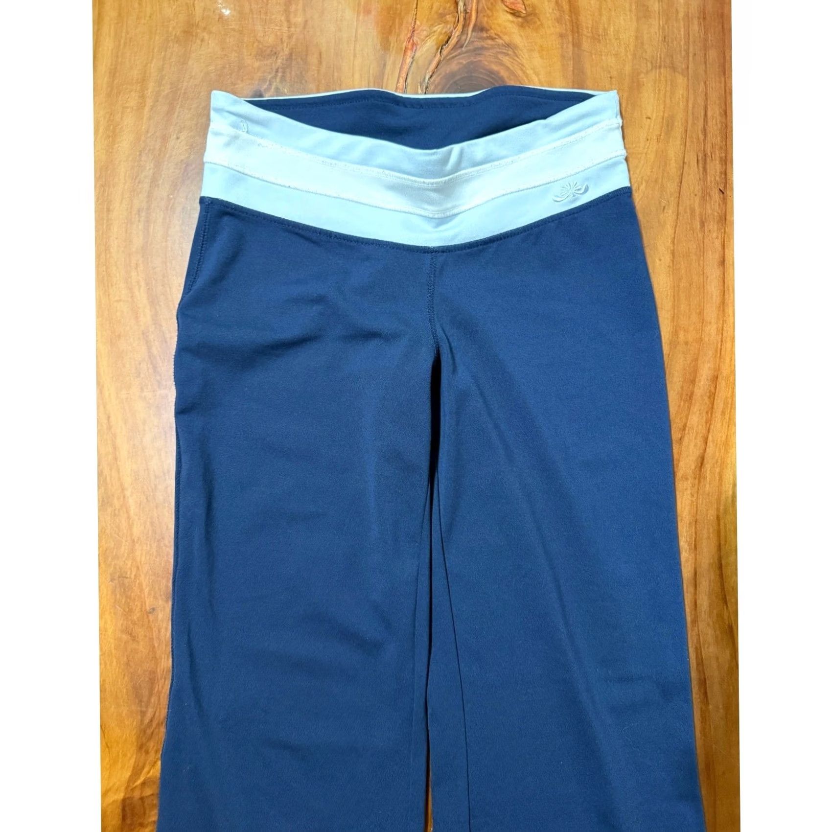 Old Navy VINTAGE Old Navy Flare Wide Leg Pants Jeans Large? Small? Actually S Waist 29 Inseam 31.5 Blue Modern Low Rise Everyday Womens Size 28" / US 6 / IT 42 - 4 Thumbnail
