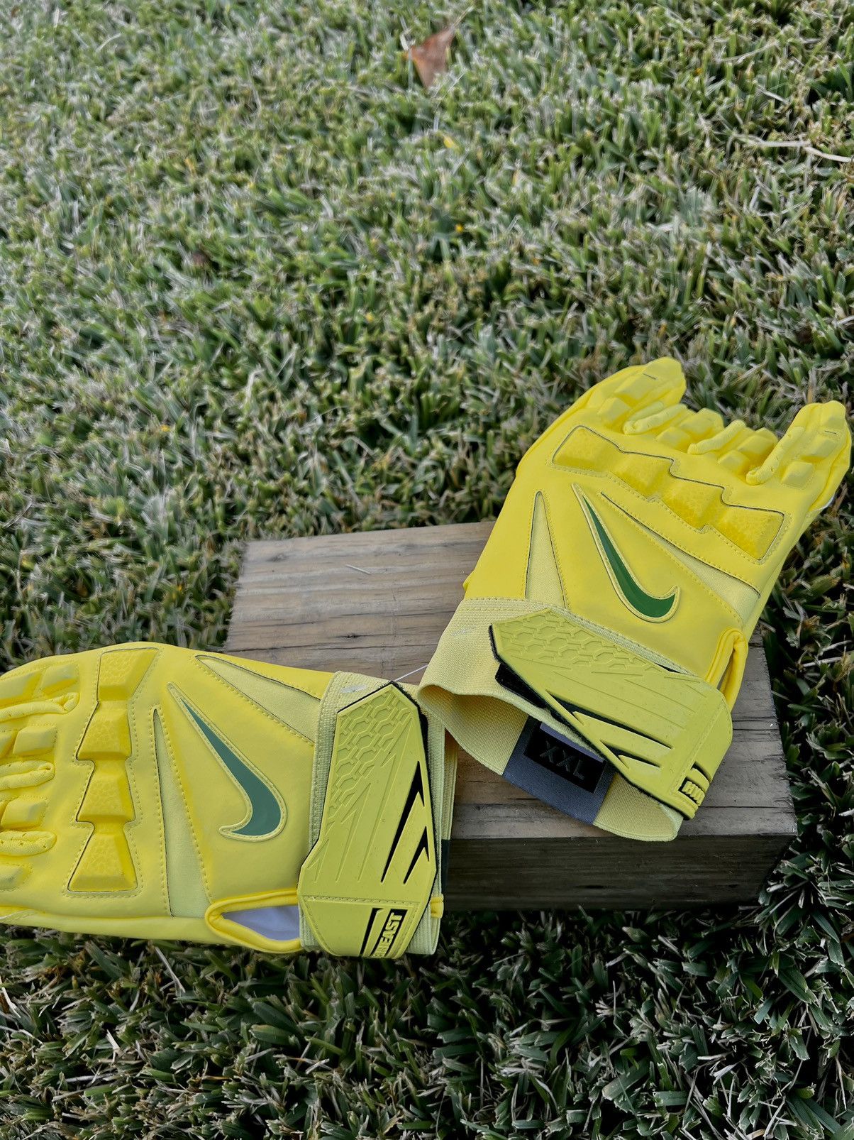 NCAA × Nike RARE Nike Oregon Ducks Hyperbeast 2.0 Football Gloves XXL Size ONE SIZE - 7 Thumbnail
