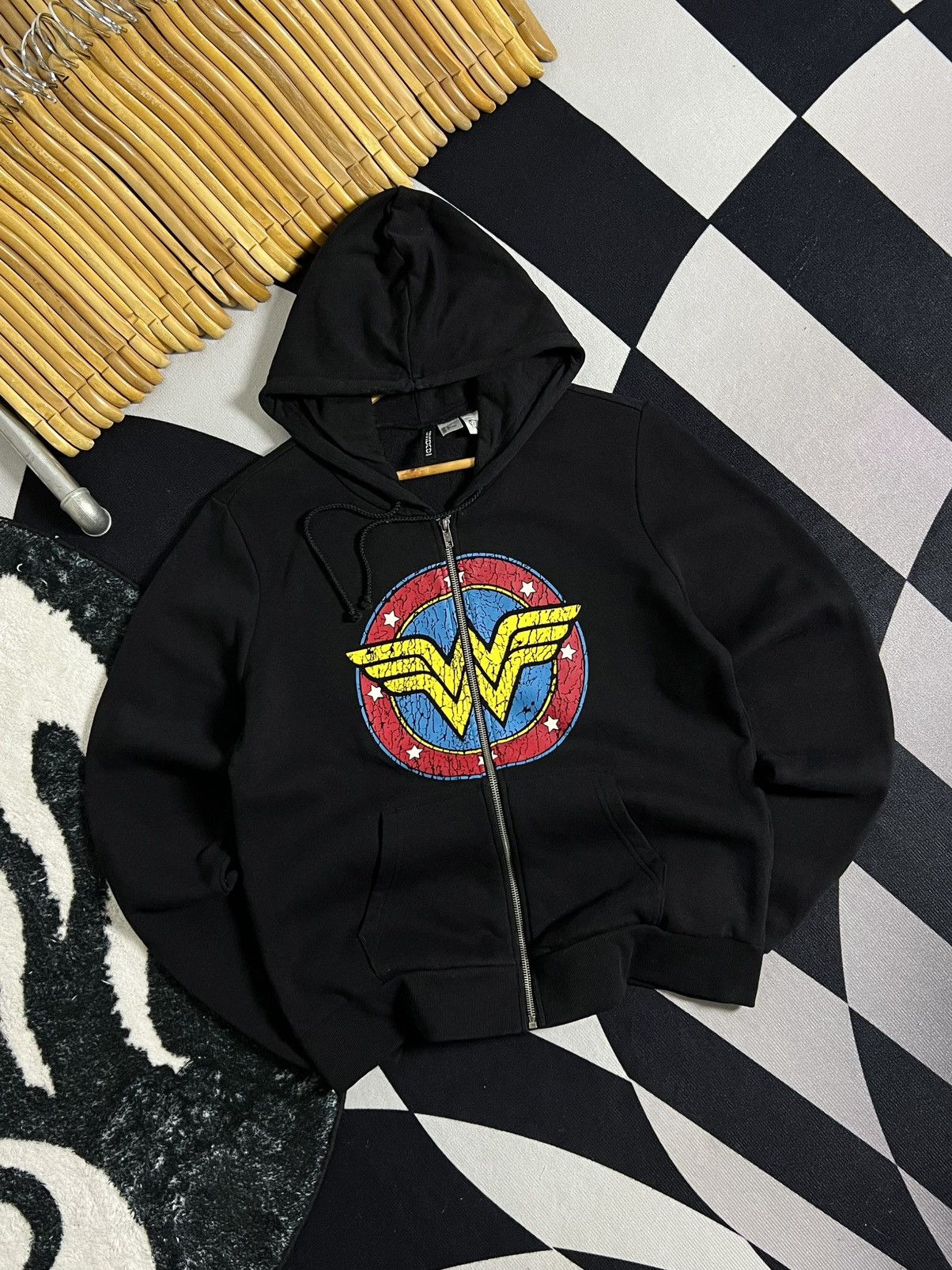 Other H&M X DC COMICS WONDER WOMAN BIG LOGO HOODIE Size US M / EU 48-50 / 2 - 2 Thumbnail