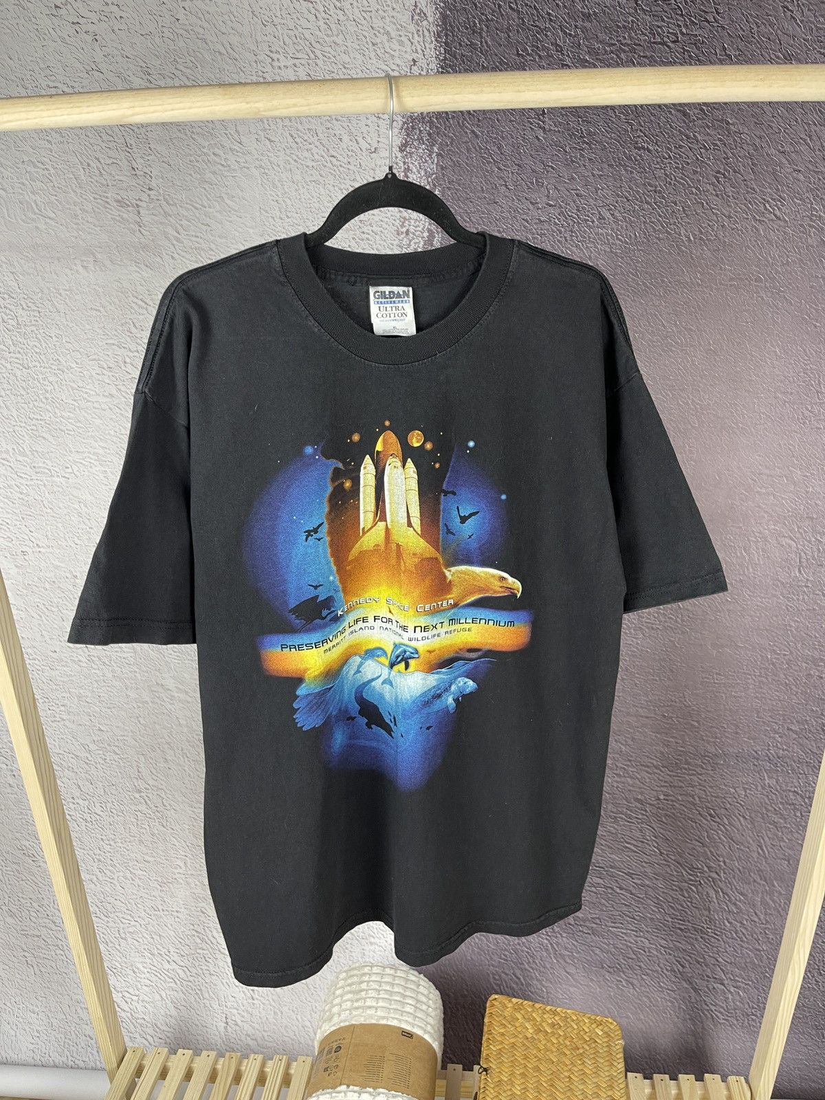 Gildan Gildan vintage Kennedy space center big logo tee shirt Size US XL / EU 56 / 4 - 1 Thumbnail