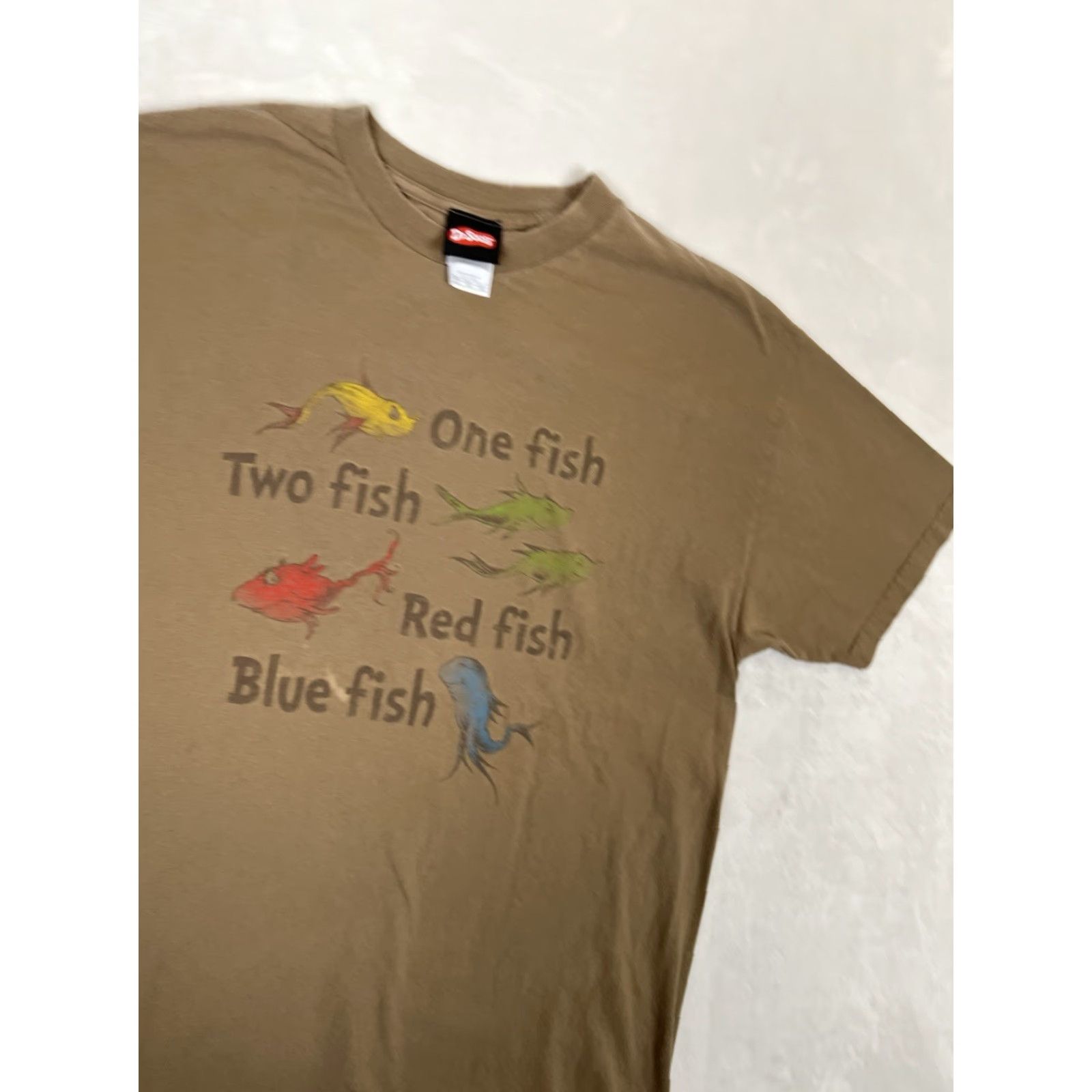Vintage VINTAGE Dr Seuss T-Shirt One Fish Two Fish XL Men Short Sleeve Brown 90s Cartoon Fish Y2K 2001 Size US XL / EU 56 / 4 - 7 Thumbnail
