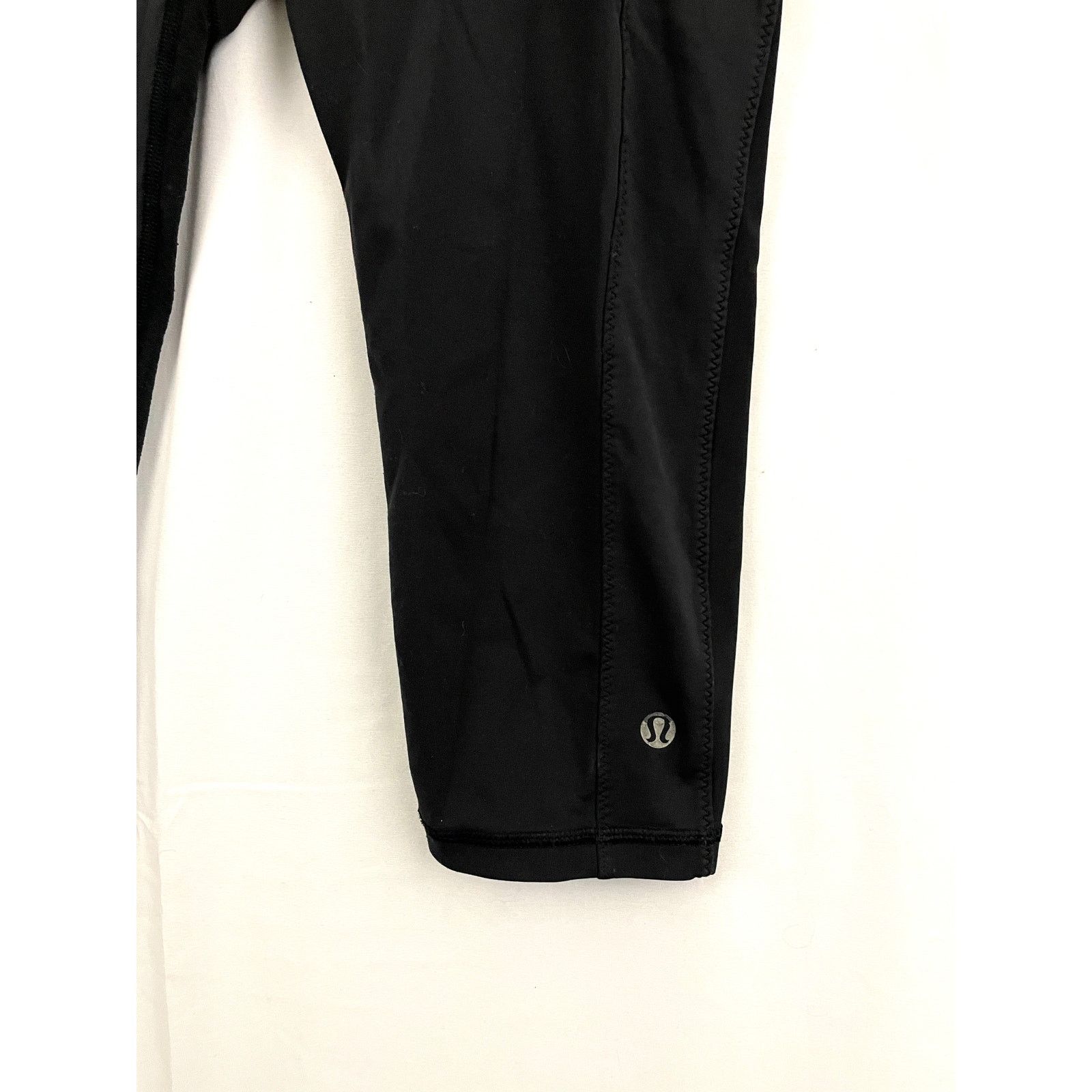 Lululemon Lululemon Black Capri Leggings Womens Sz 6 Dual Back Pockets Size 28" / US 6 / IT 42 - 3 Thumbnail