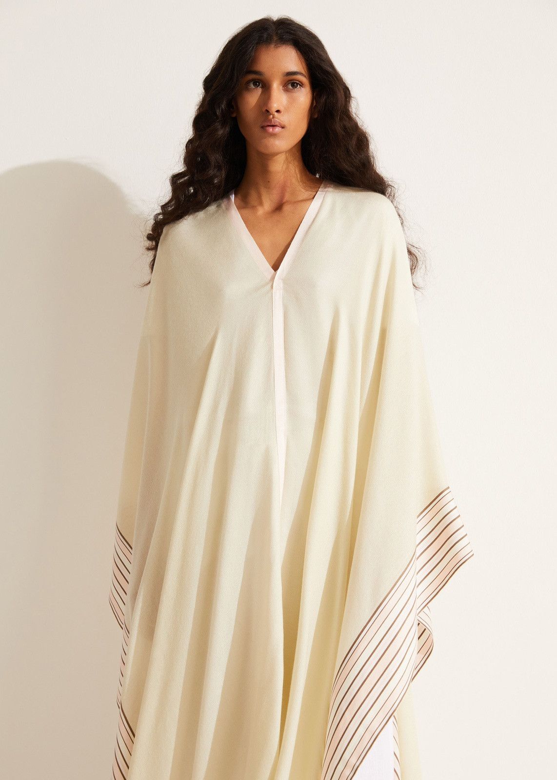 o1srvl11e0424 Suitcase Stripe S-Cape in White