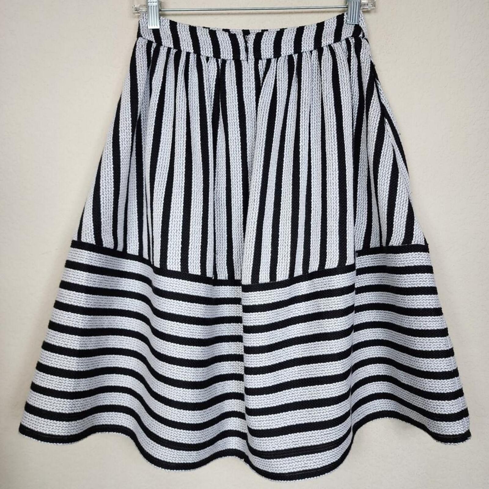 Express Express Size 2 Black White Striped Skirt Size 26" / US 2 / IT 38 - 2 Thumbnail