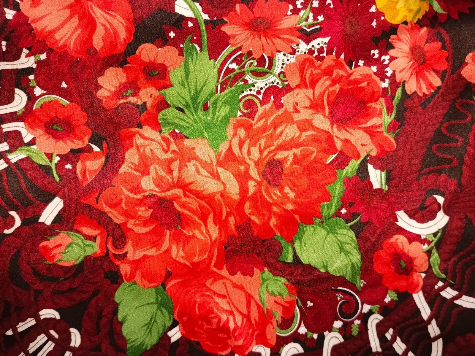 Gianfranco Ferre GIANFRANCO FERRE ITALY Red Roses Floral Silk Scarf Size ONE SIZE - 8 Thumbnail